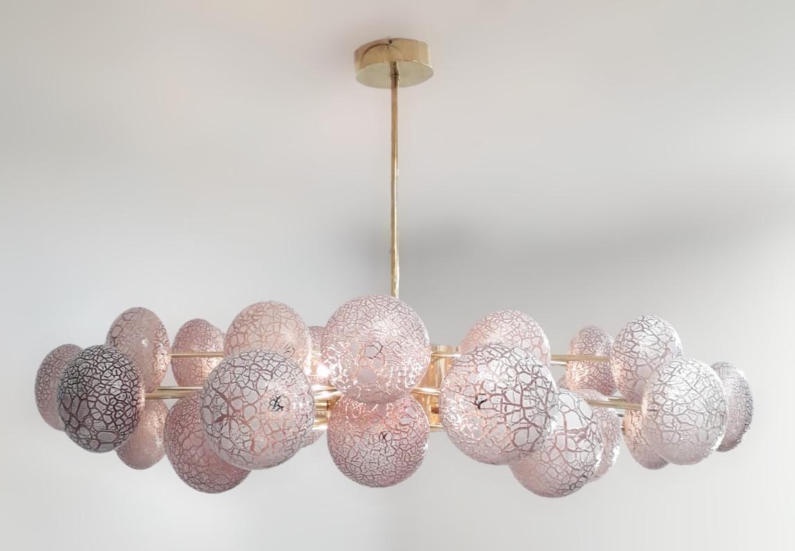 Lampadario italiano in edizione limitata con sfere in vetro di Murano ametista smerigliato, montate su una struttura in ottone lucido di nuova produzione / Design di Fabio Bergomi per Fabio Ltd / Made in Italy
12 luci / tipo G9 / max 40W