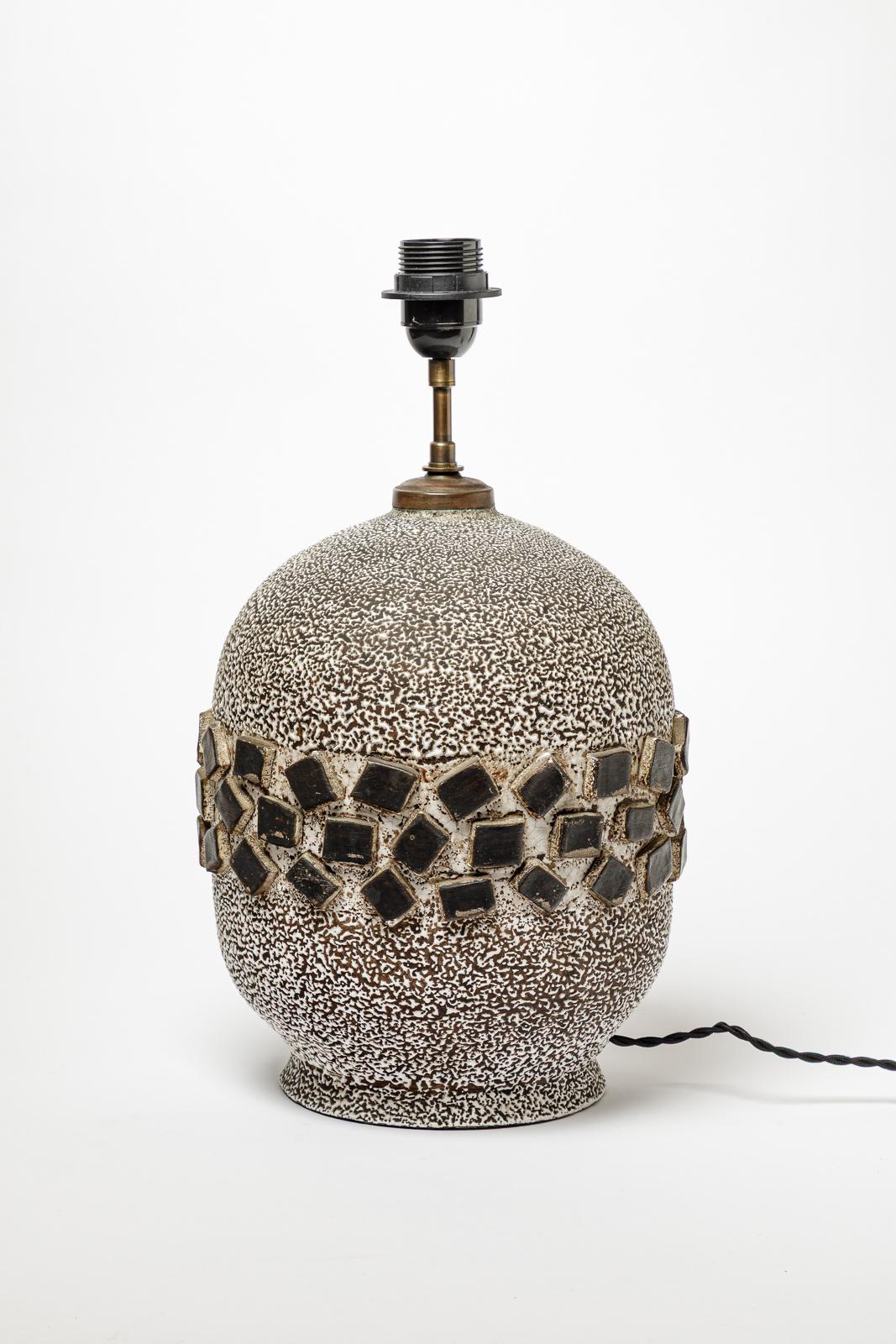 Lampe de table en céramique émaillée blanc craquelé.
Circa 1930.
H : 16.9 x 8.3 pouces (avec système électrique).
H : 11.4 x 8.3 pouces (céramique uniquement).
Vendu avec un système électrique européen.
