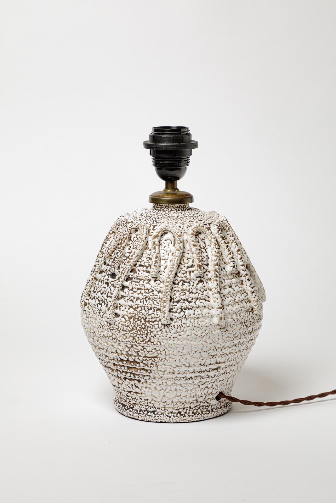 Art déco Lampe de table en céramique émaillée blanche et craquelée, vers 1930. en vente
