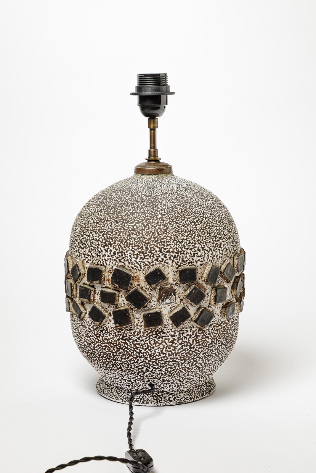 Art déco Lampe de table en céramique émaillée blanche et craquelée, vers 1930. en vente