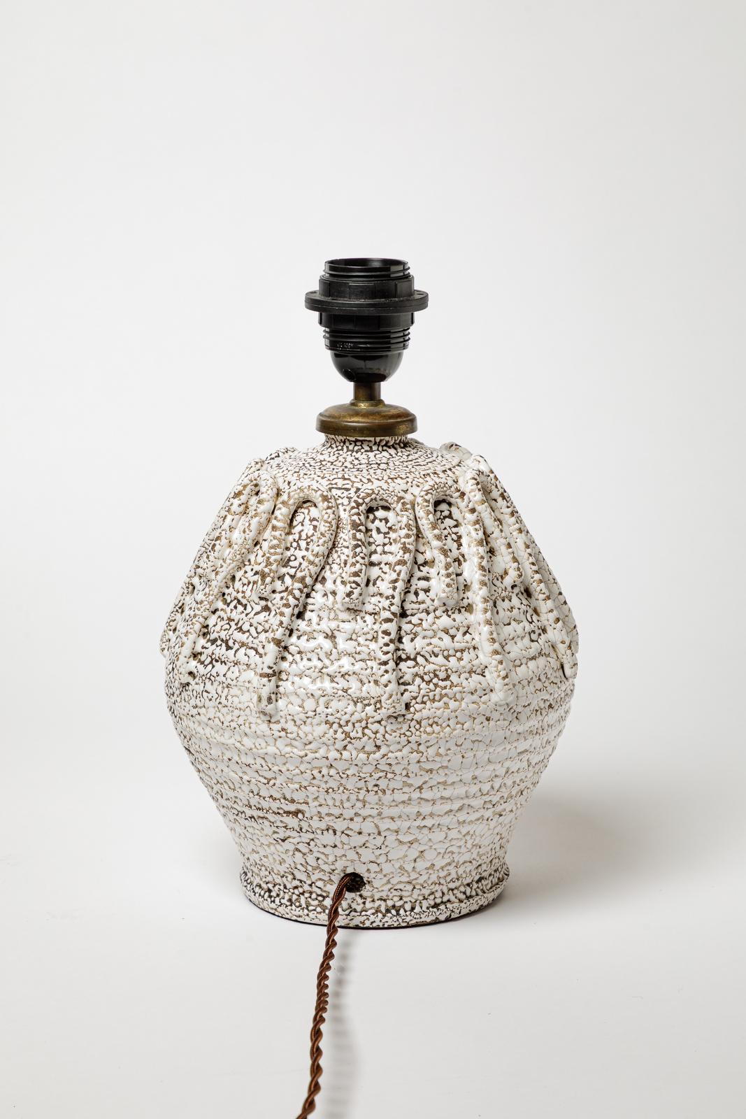 Français Lampe de table en céramique émaillée blanche et craquelée, vers 1930. en vente