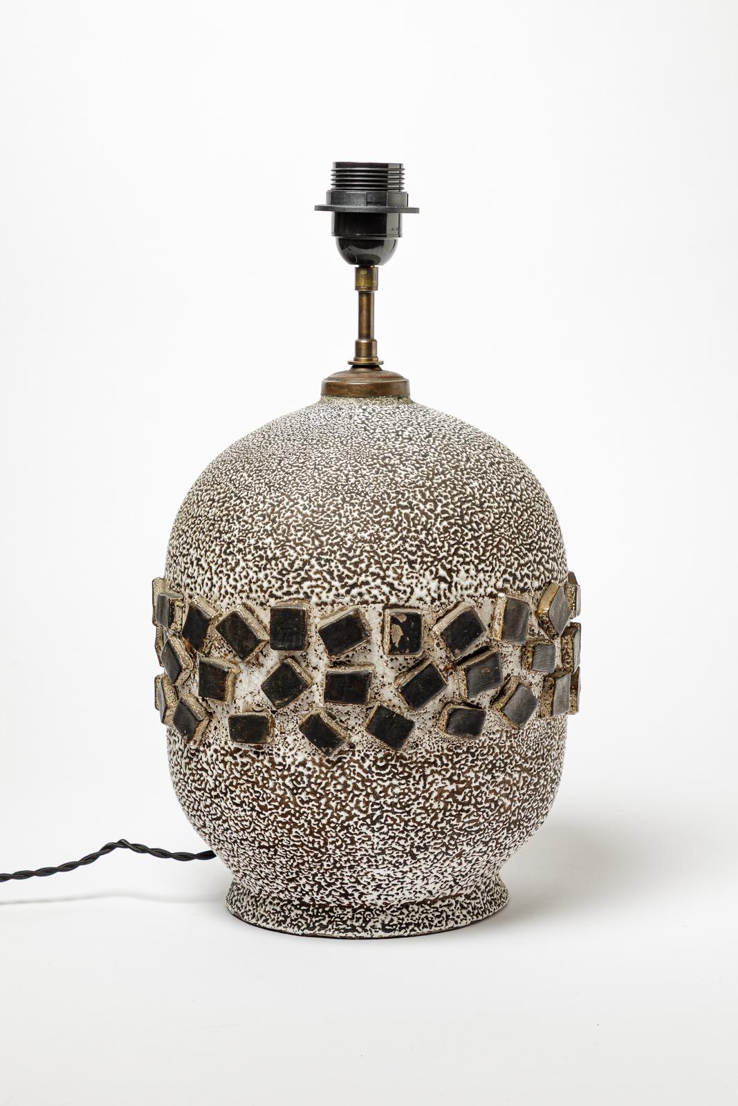 Français Lampe de table en céramique émaillée blanche et craquelée, vers 1930. en vente