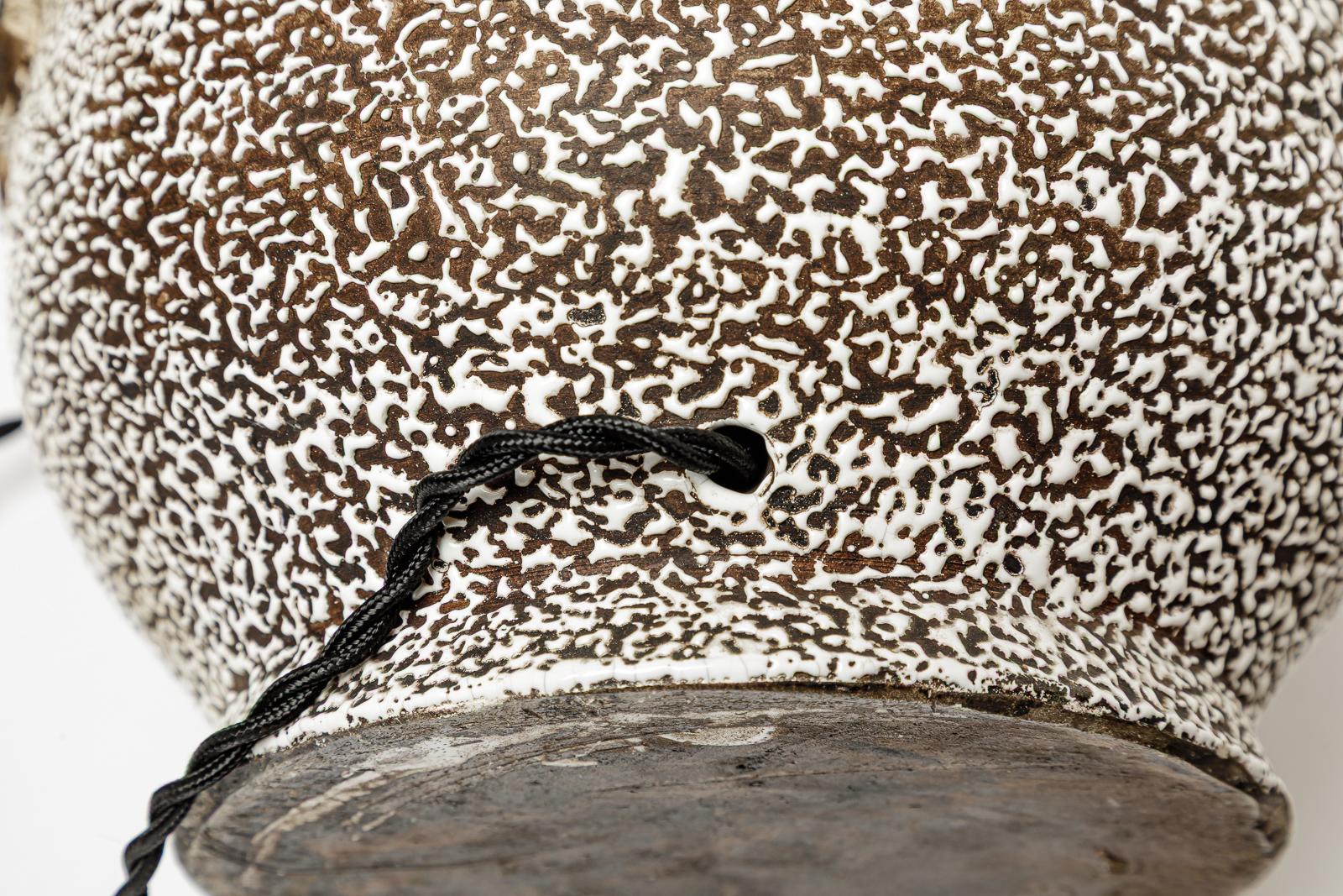 20ième siècle Lampe de table en céramique émaillée blanche et craquelée, vers 1930. en vente