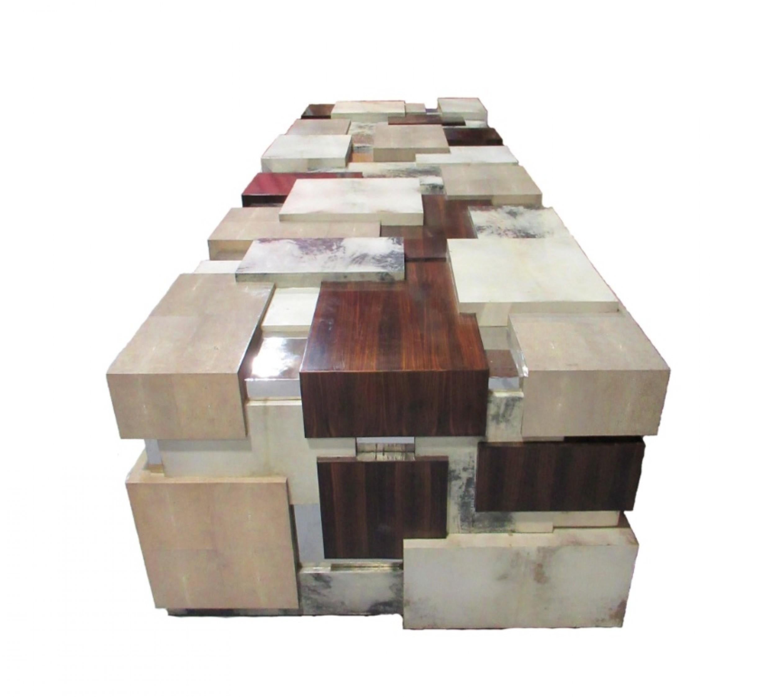 Table de salle à manger / table de conférence monumentale du milieu du siècle dernier, avec un cadre à âme creuse et des sections carrées et rectangulaires dimensionnelles avec des placages en galuchat, ébène de macassar, parchemin et chrome. 