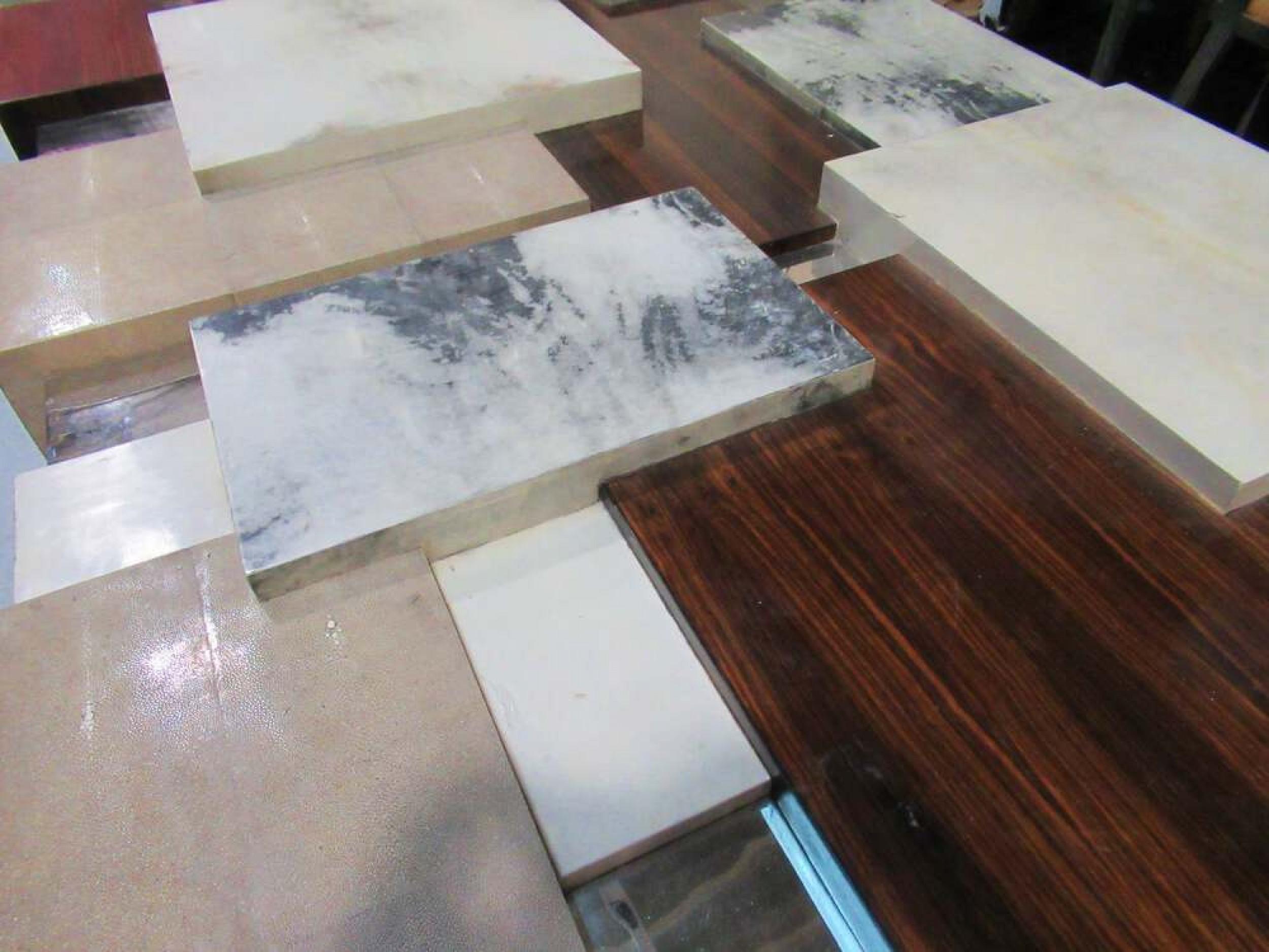 20ième siècle Craft Assoc. Table monumentale en galuchat, ébène de Macassar, parchemin et chrome en vente