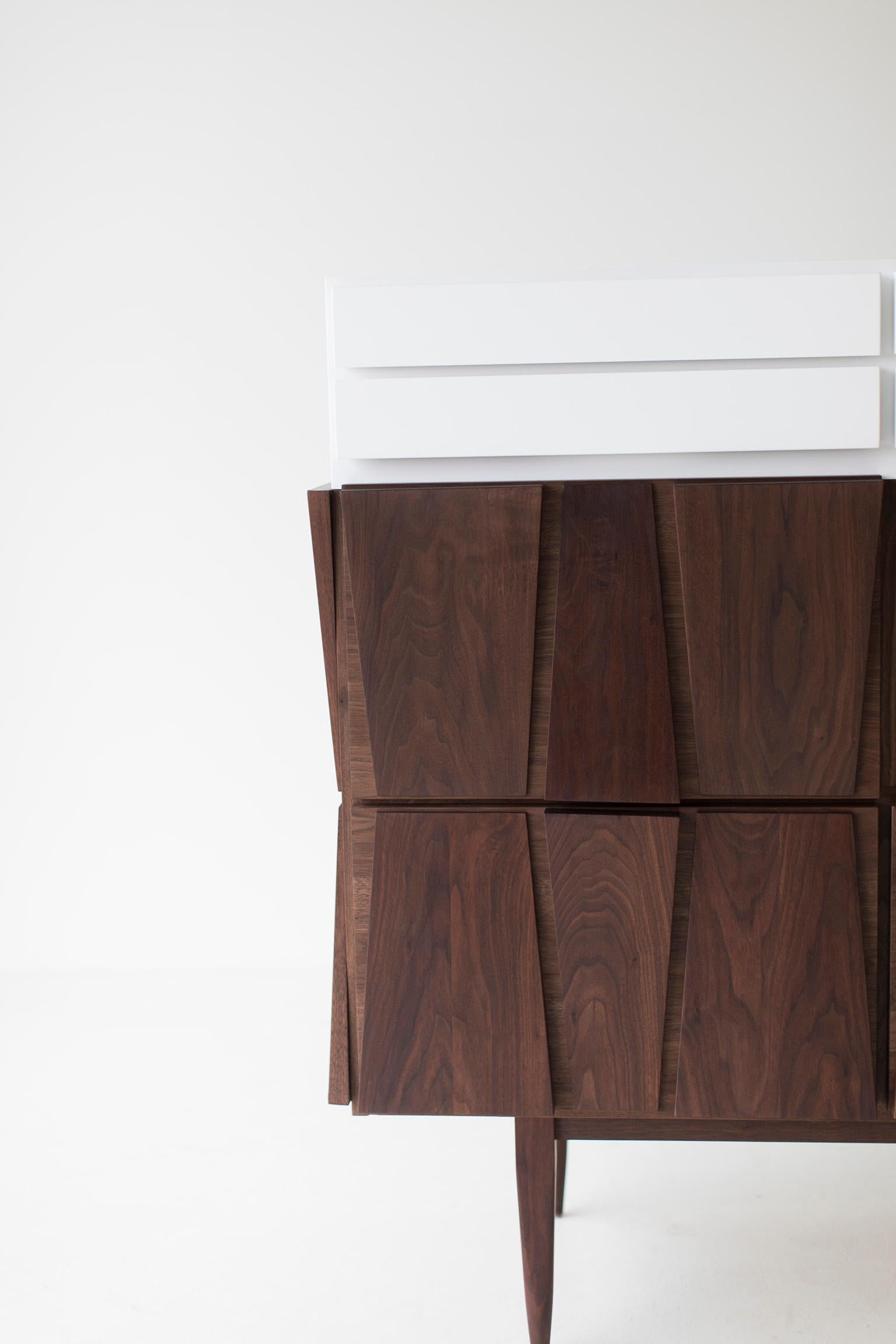 Craft Associates Dresser, Modern Walnut Dresser, 8 Drawers In Excellent Condition For Sale In Oak Harbor, OH
