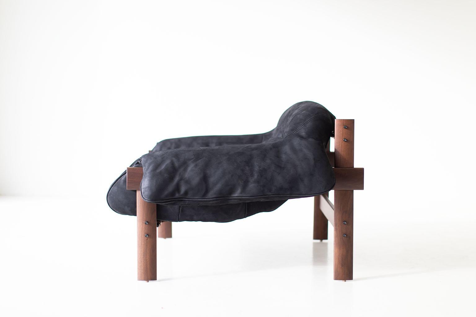 Handwerkskunst-Loungesessel, Ledersessel, schwarzes Leder und Nussbaumholz, modern (Handgefertigt) im Angebot