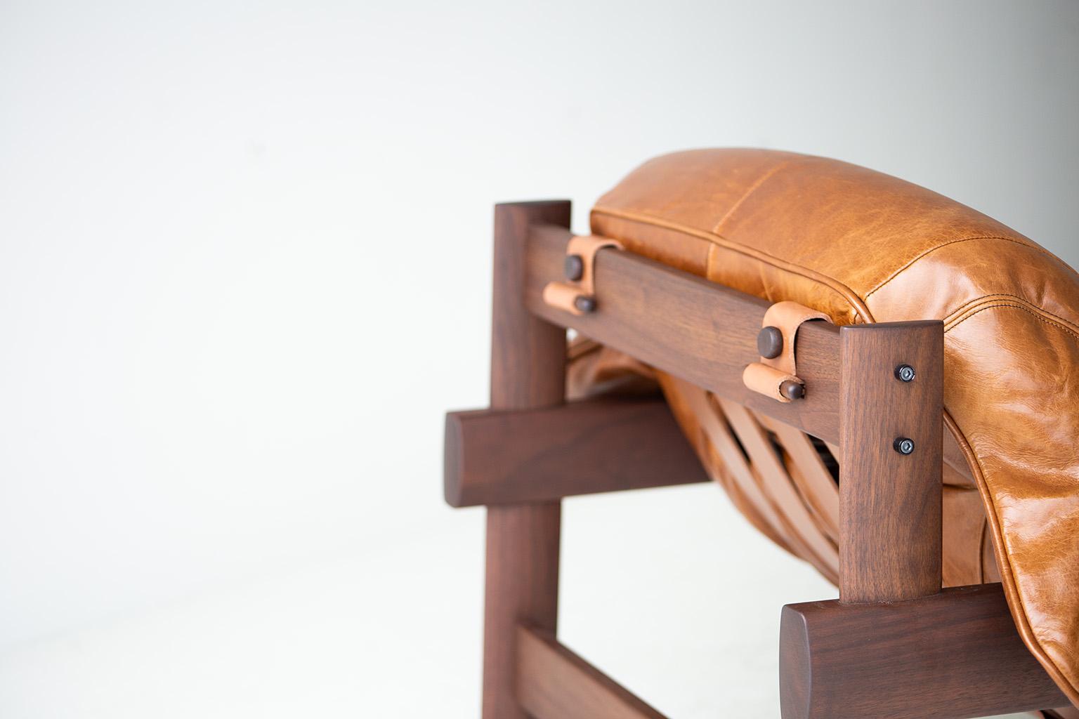 Craft Lounge Chairs, Lafer Lounge Chairs, Braunes Leder und Walnuss, Modern (Handgefertigt) im Angebot