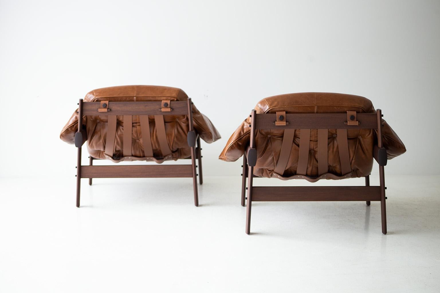 Craft Lounge Chairs, Lafer Lounge Chairs, Brown Leather and Walnut, Modern In New Condition For Sale In Oak Harbor, OH