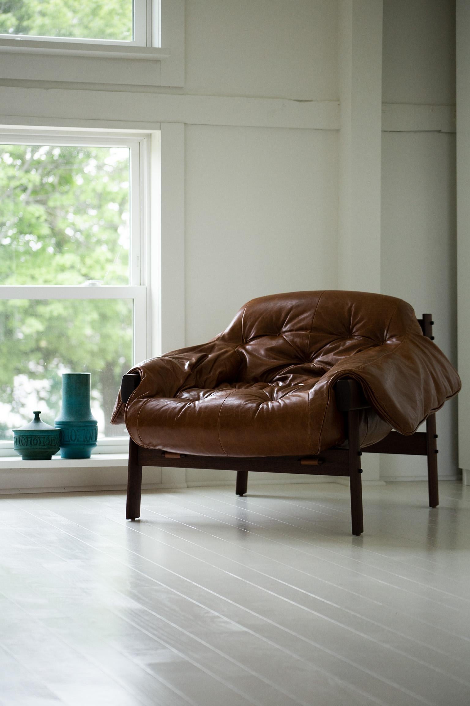 Craft Lounge Chairs, Lafer Lounge Chairs, Braunes Leder und Walnuss, Modern (21. Jahrhundert und zeitgenössisch) im Angebot