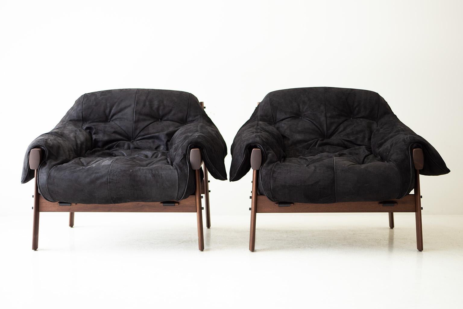 Percival Loungesessel im Handwerksstil, schwarzes Leder und Nussbaumholz  (Moderne der Mitte des Jahrhunderts) im Angebot