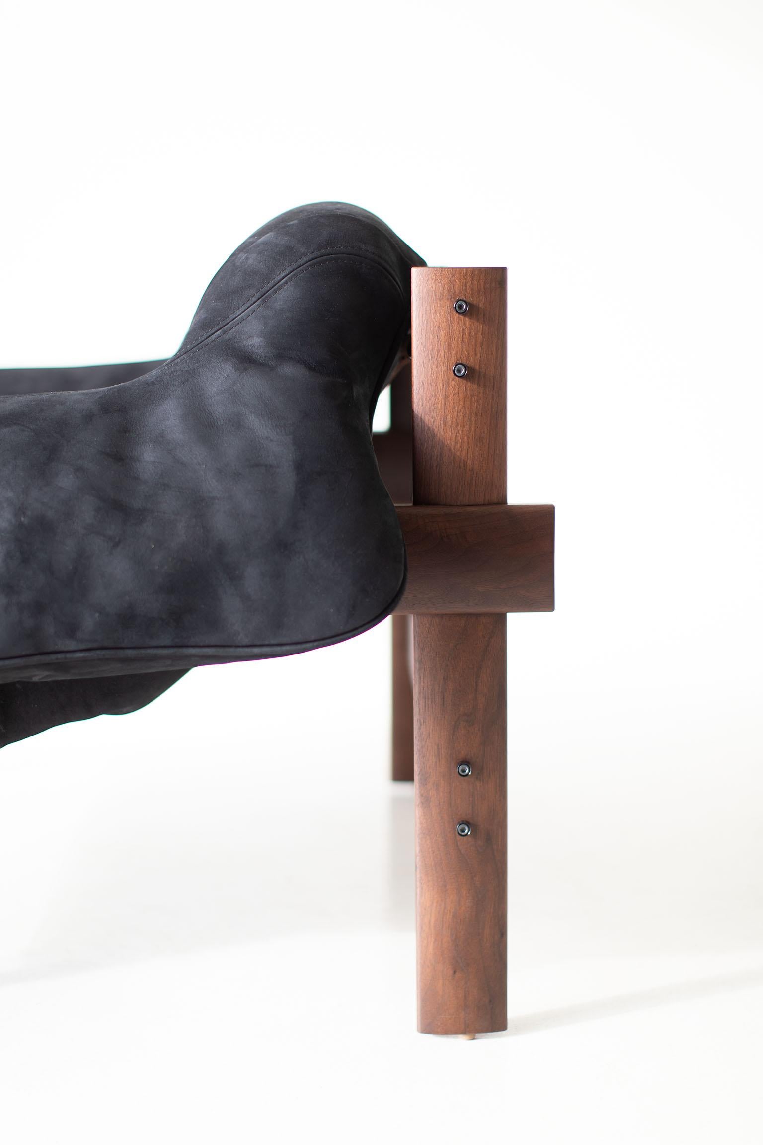 Percival Loungesessel im Handwerksstil, schwarzes Leder und Nussbaumholz  (Handgefertigt) im Angebot