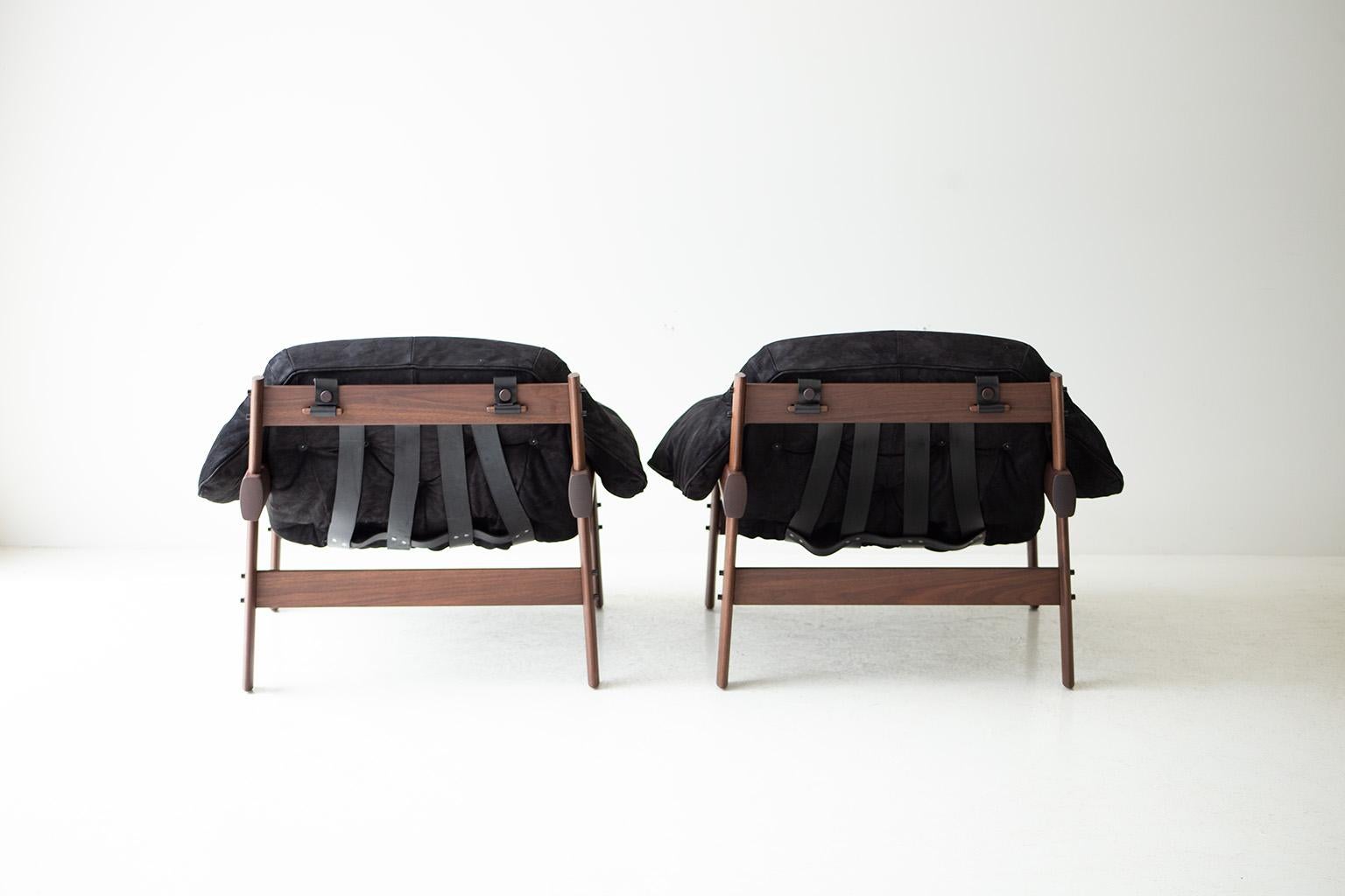 Percival Loungesessel im Handwerksstil, schwarzes Leder und Nussbaumholz  im Zustand „Neu“ im Angebot in Oak Harbor, OH