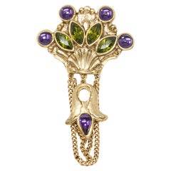 Craft Signed Purple Amethyst and Olivine Crystal Dangling Pin Brooch in Gold (Broche pendante en cristal d'améthyste violette et d'olivine en or)