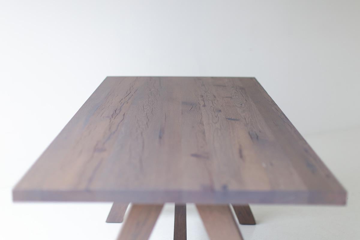 Table Craft Associates, table de ferme moderne Liberty, chêne récupéré

Cette table de ferme est fabriquée de manière experte. La table est fabriquée à la main, et non à la machine, à partir de chêne récupéré. Le noyer est ensuite façonné par des