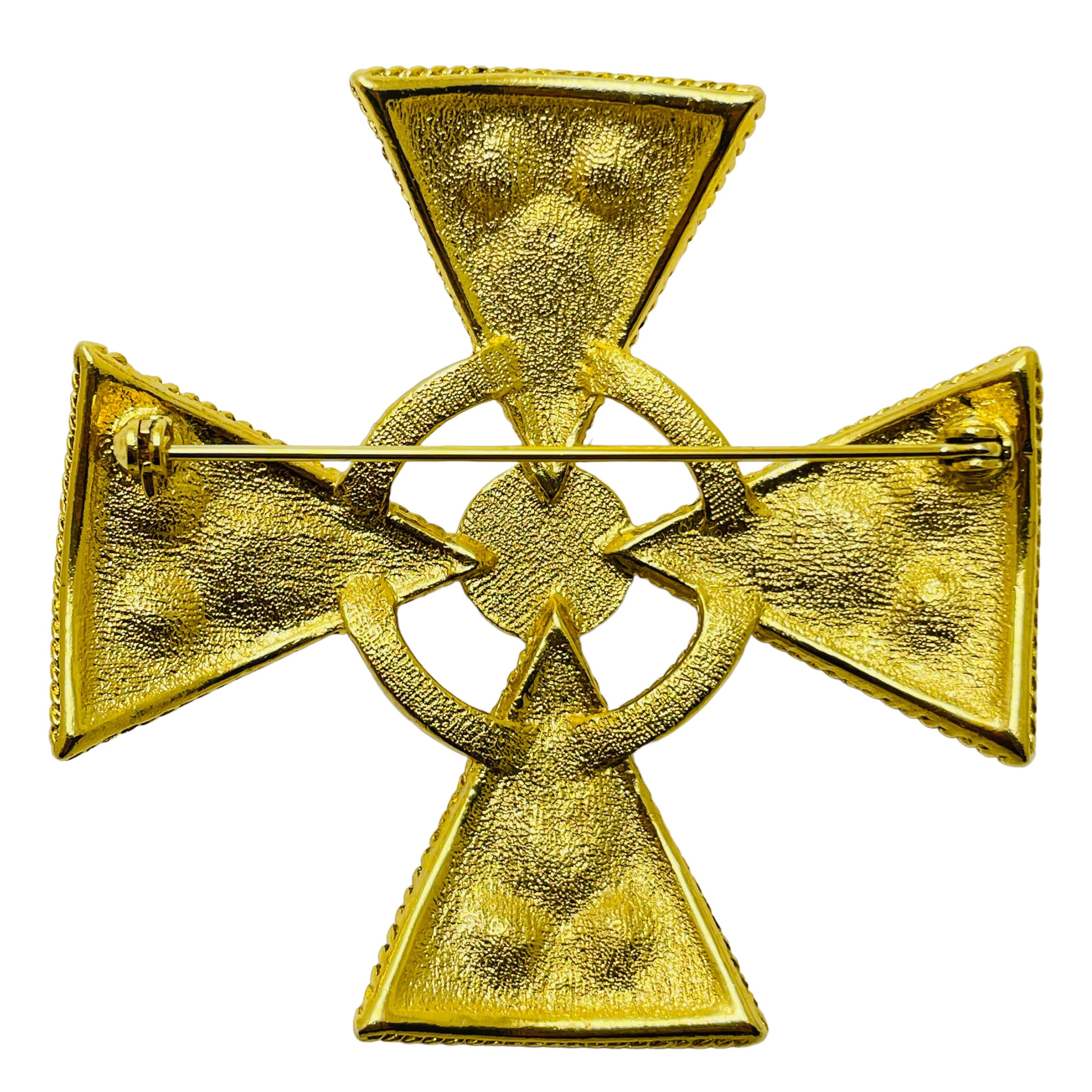 Vintage gold jewel Maltese cross designer runway brooch In Good Condition For Sale In Palos Hills, IL