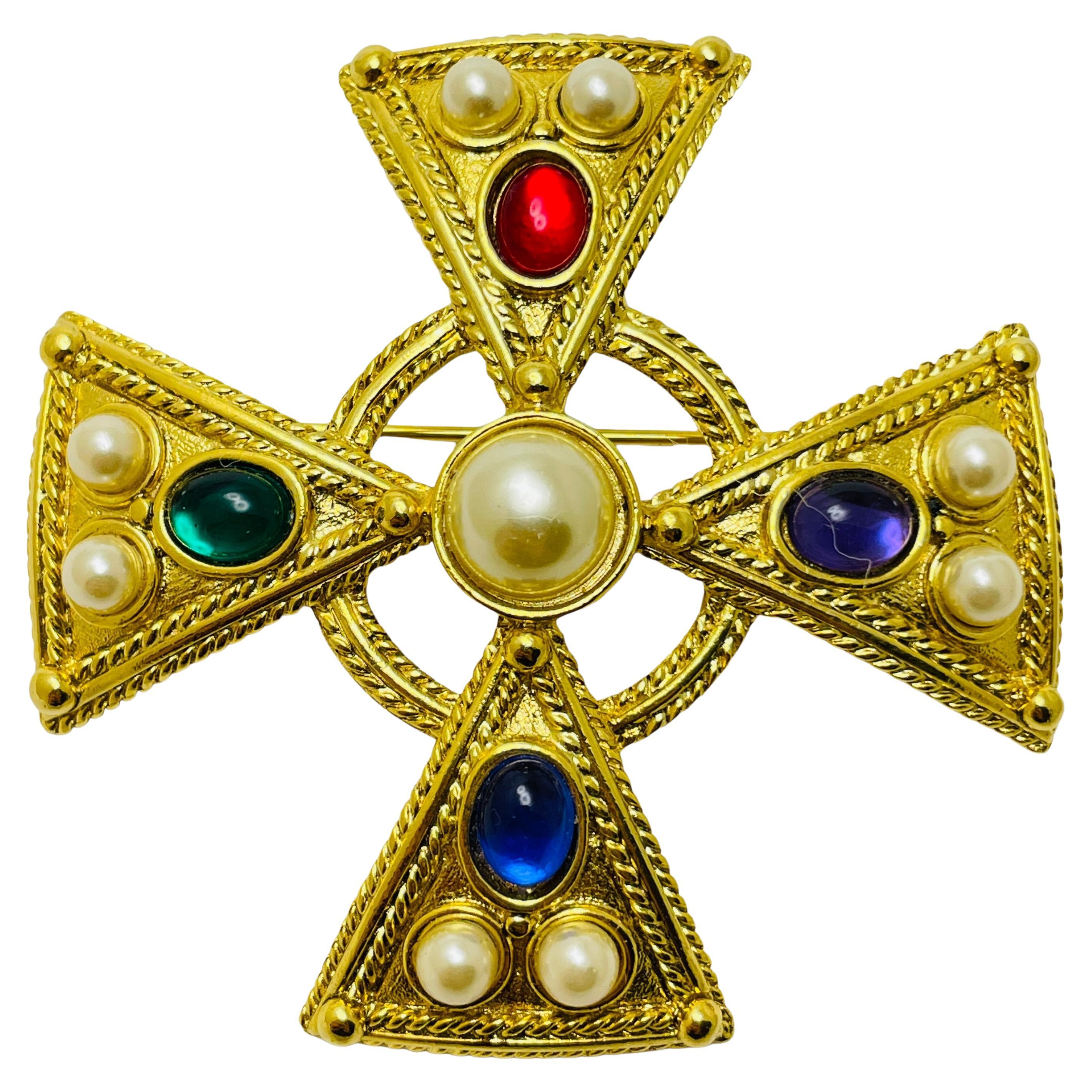 Vintage gold jewel Maltese cross designer runway brooch For Sale