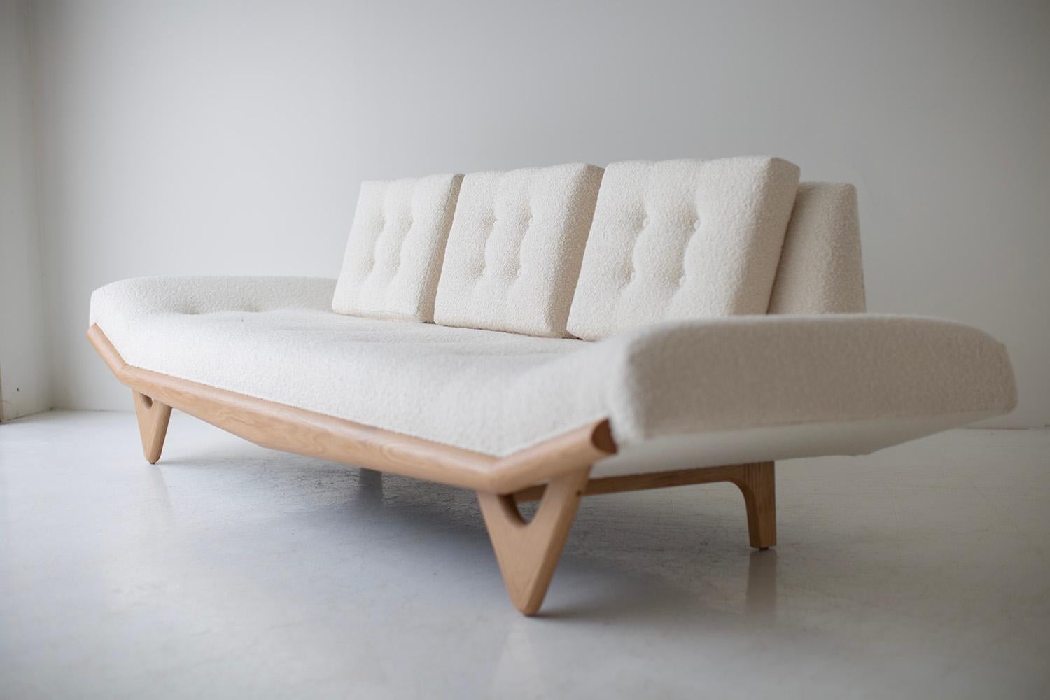 CraftAssociates, Alaska Sofá moderno de madera, Roble 

Este sofá moderno está expertamente fabricado y tapizado. Cada sofá cuenta con espuma de alta densidad cortada a mano y tejido comercial de alta calidad. El armazón y la base del sofá están