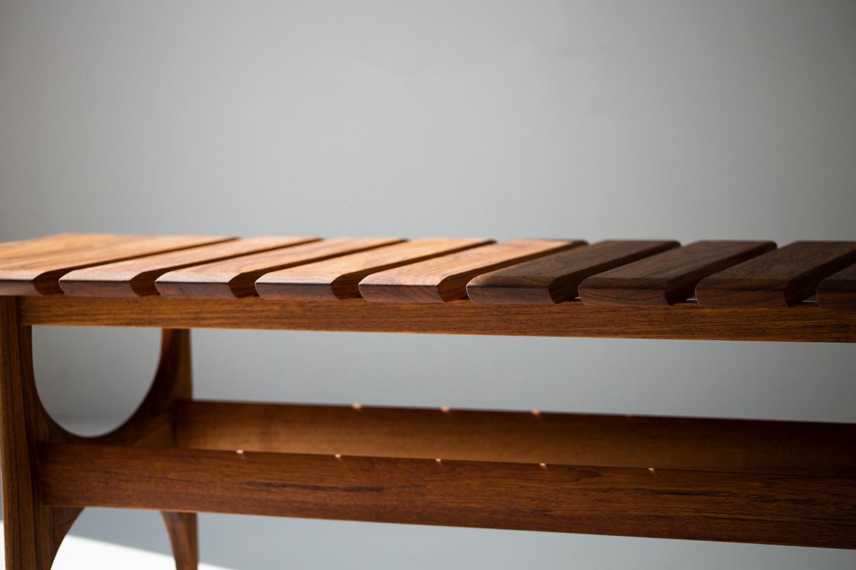 CraftAssociates Bancos, ETA Banco de madera, teca, listones 

Este banco ETA Modern - 2311 para Craft Associates® Furniture está fabricado por expertos. La mesa de centro está construida en nogal a mano, no a máquina. El nogal está moldeado por