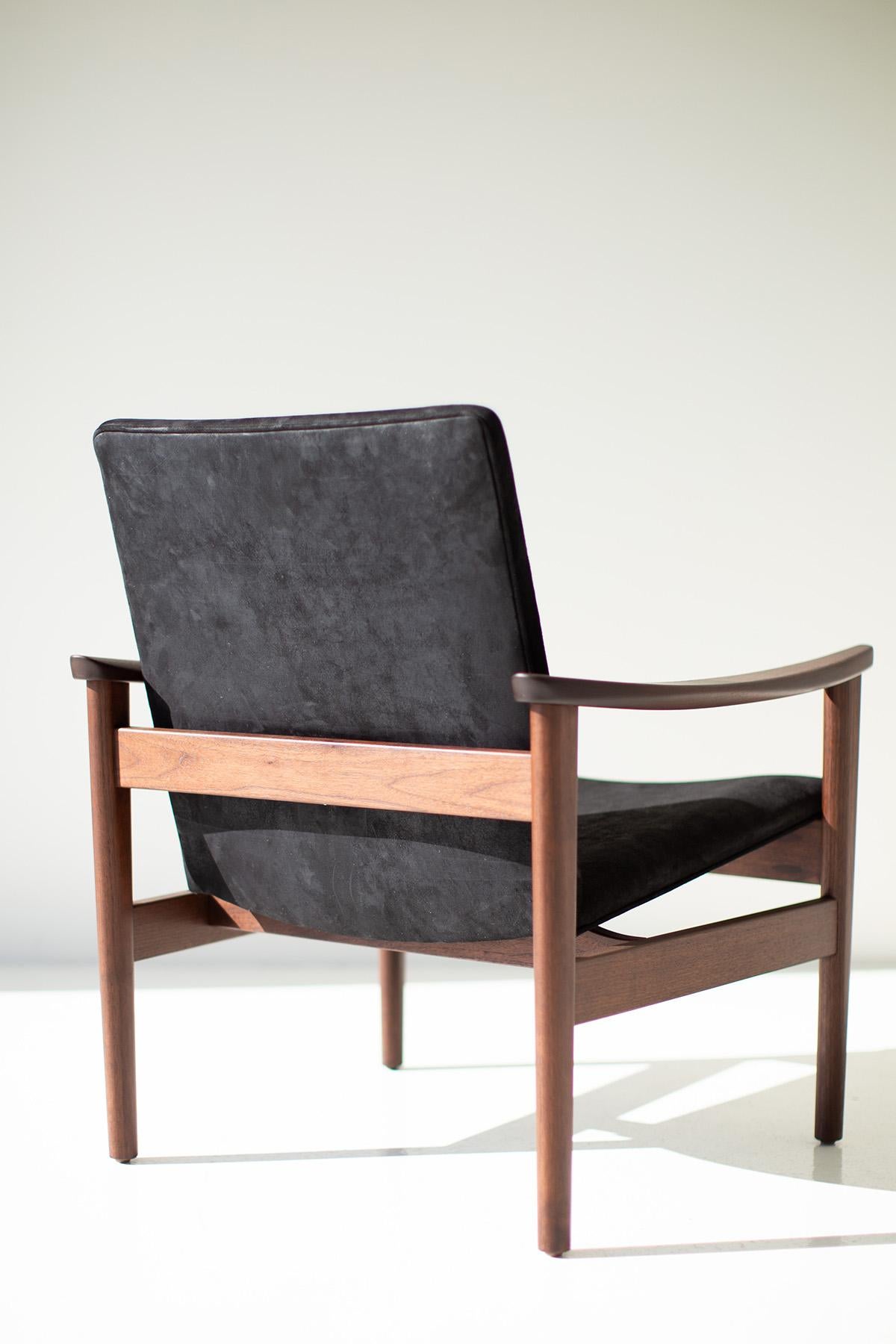 Fait main CraftAssociates Chair, Peabody Walnut Occasional Chair, Leather en vente