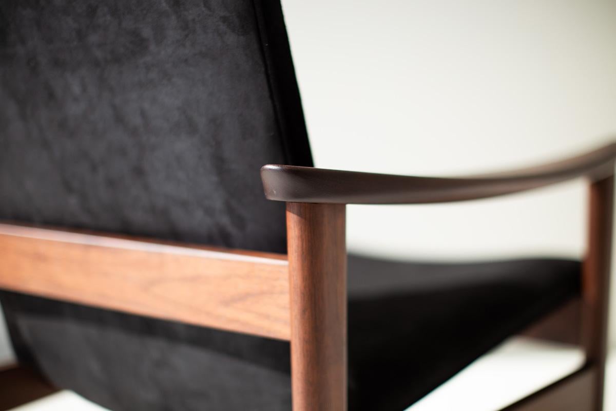 CraftAssociates Chair, Peabody Walnut Occasional Chair, Leather Neuf - En vente à Oak Harbor, OH