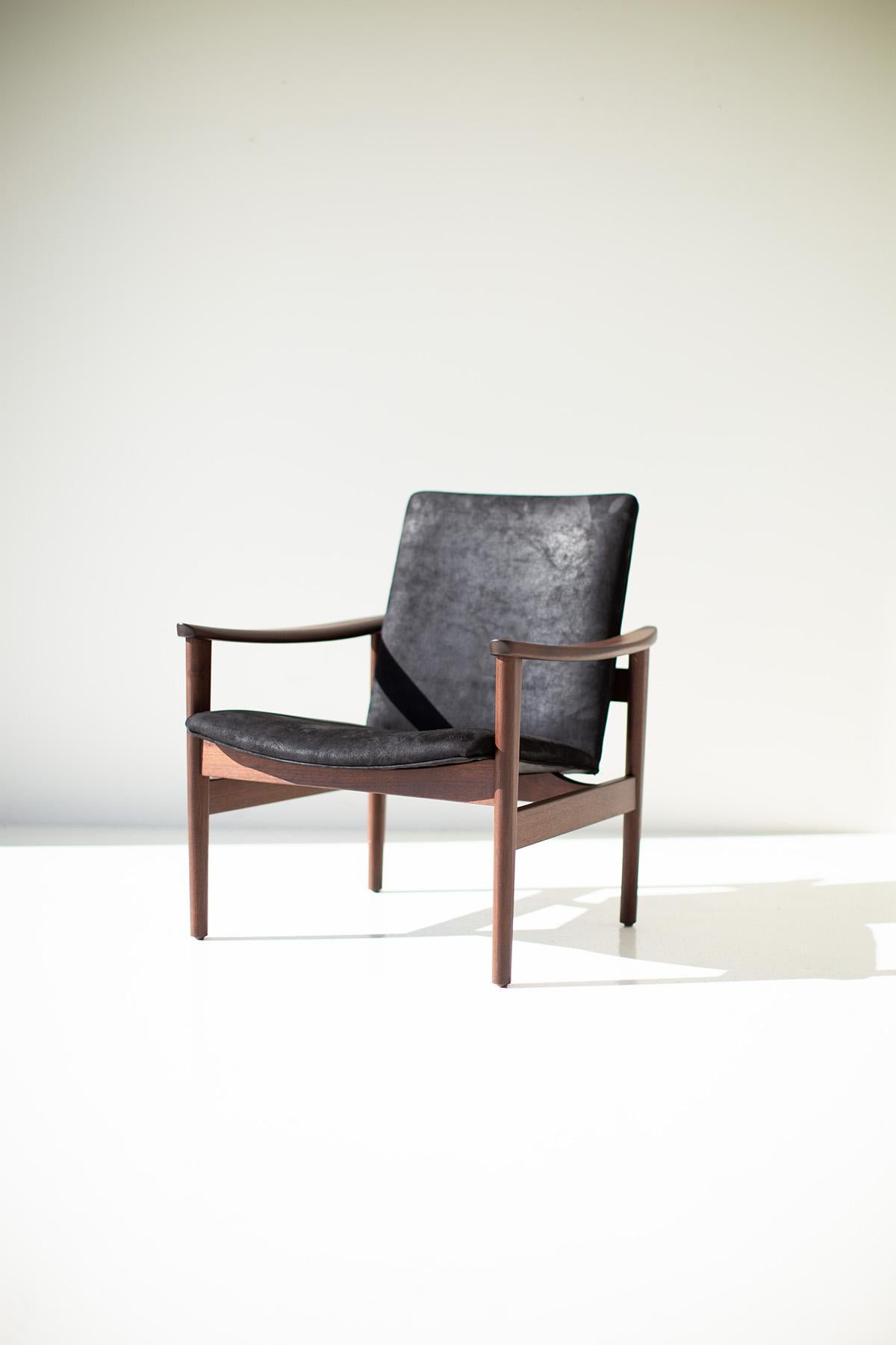 Cuir CraftAssociates Chair, Peabody Walnut Occasional Chair, Leather en vente
