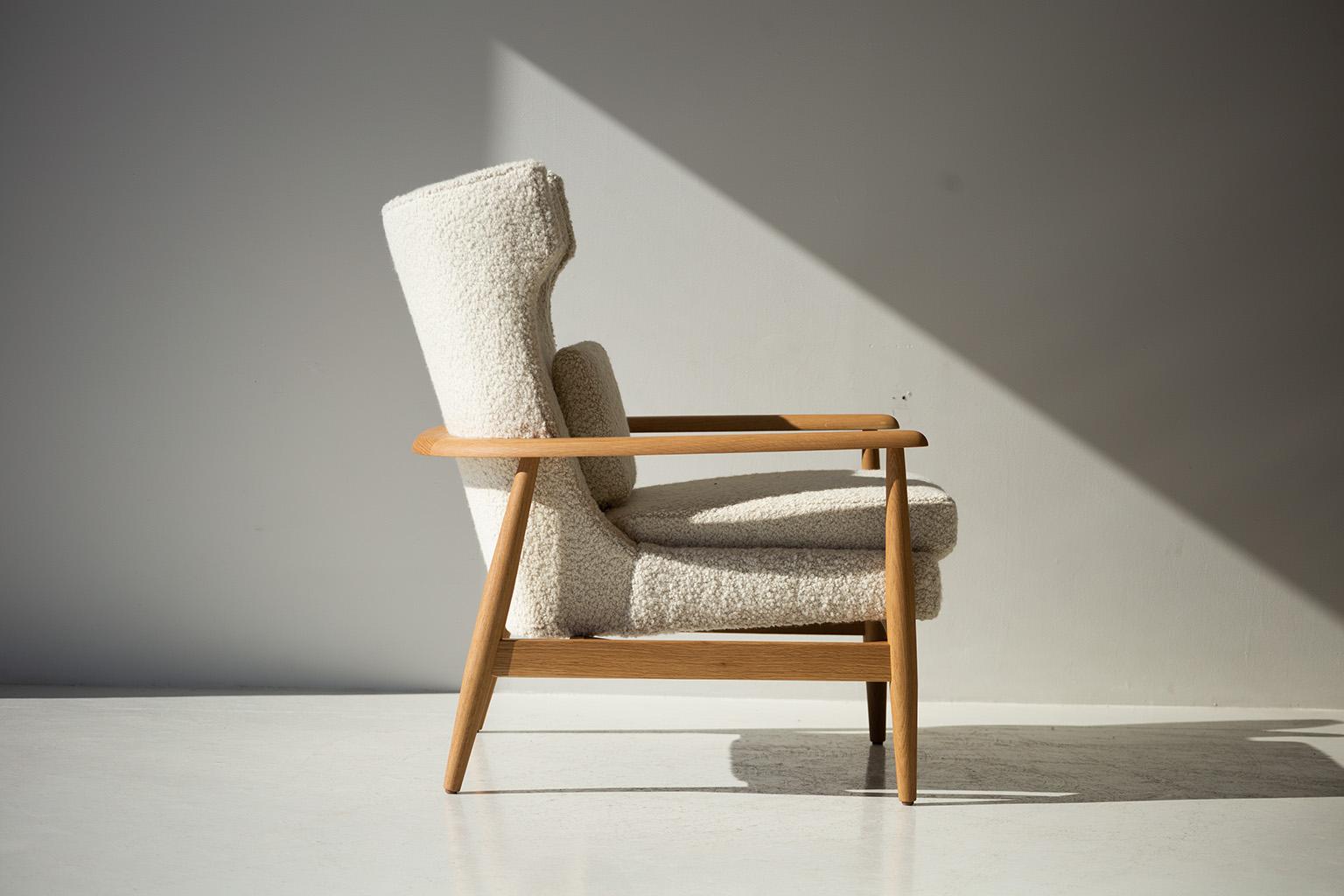 Craftassociates Chairs, Peabody Moderne Boucle-Stühle, Flügel, Teakholz im Zustand „Neu“ im Angebot in Oak Harbor, OH