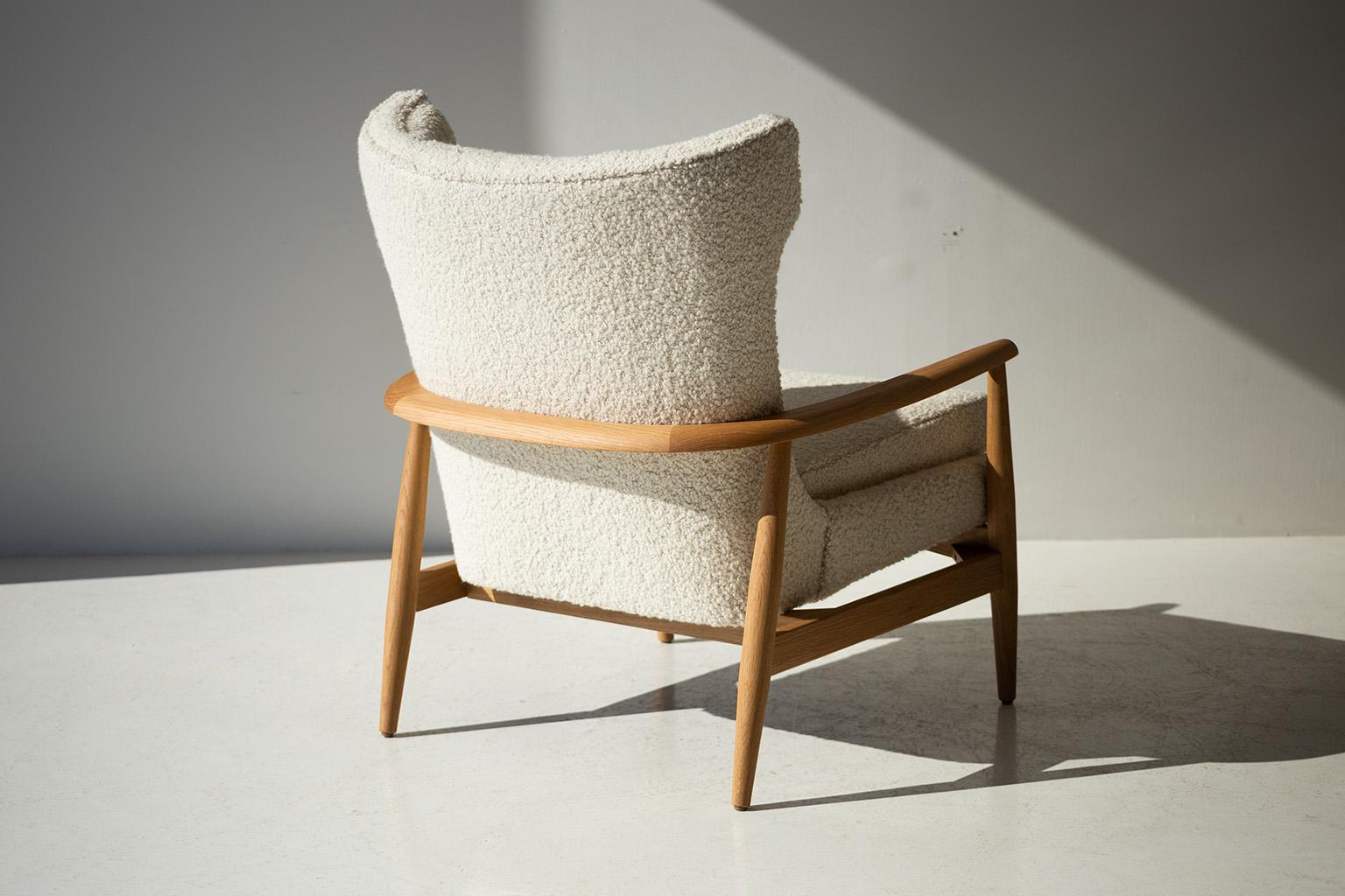 Craftassociates Chairs, Peabody Moderne Boucle-Stühle, Flügel, Teakholz (Bouclé) im Angebot