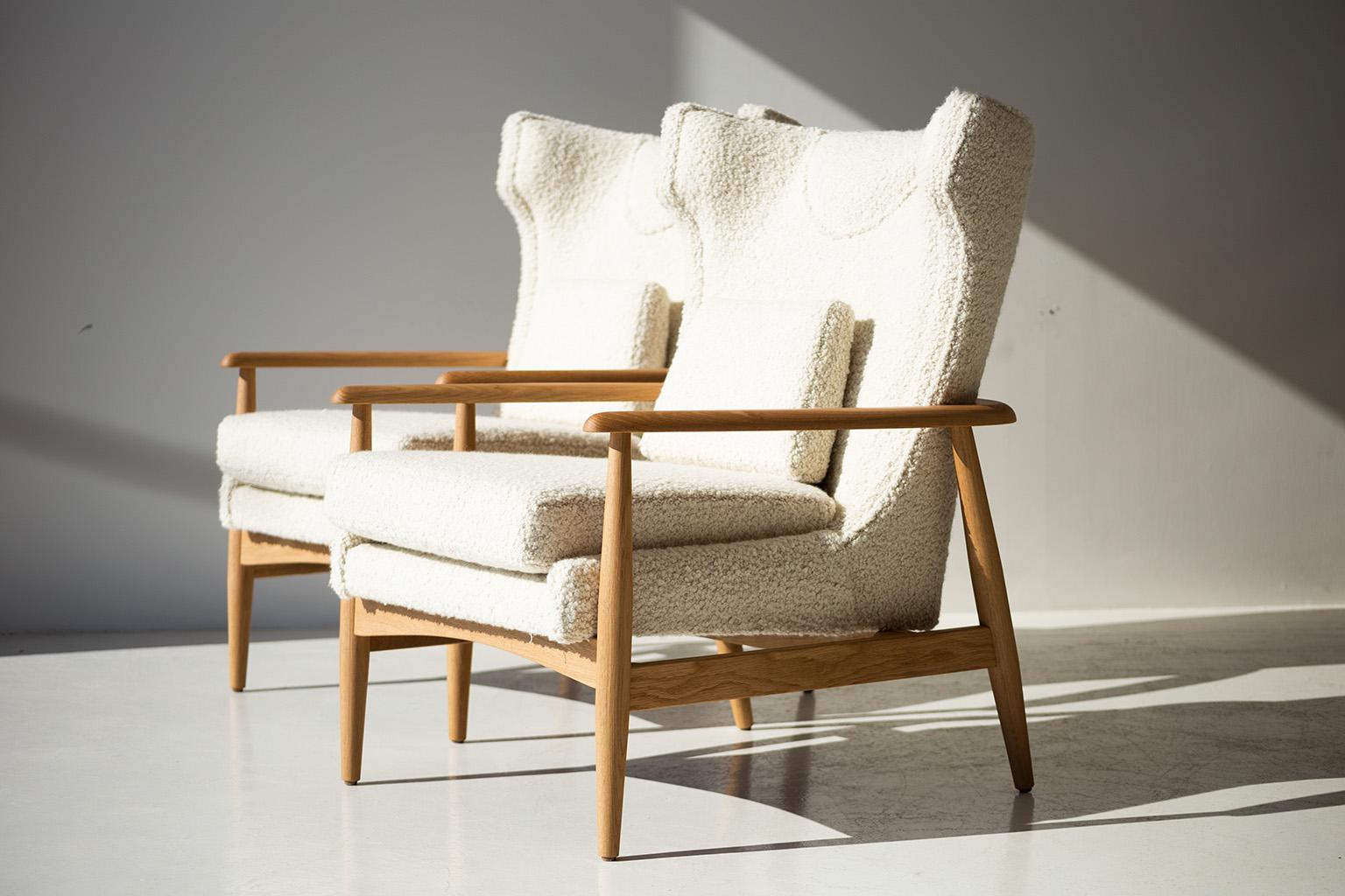 Craftassociates Chairs, Peabody Moderne Boucle-Stühle, Flügel, Teakholz im Angebot 1