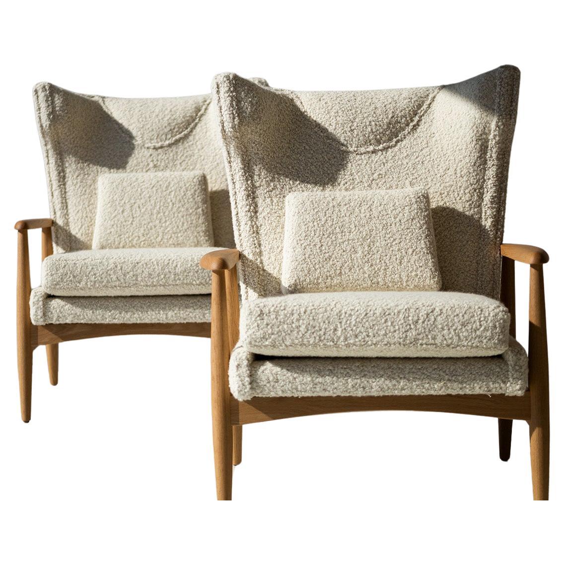 Craftassociates Chairs, Peabody Moderne Boucle-Stühle, Flügel, Teakholz im Angebot