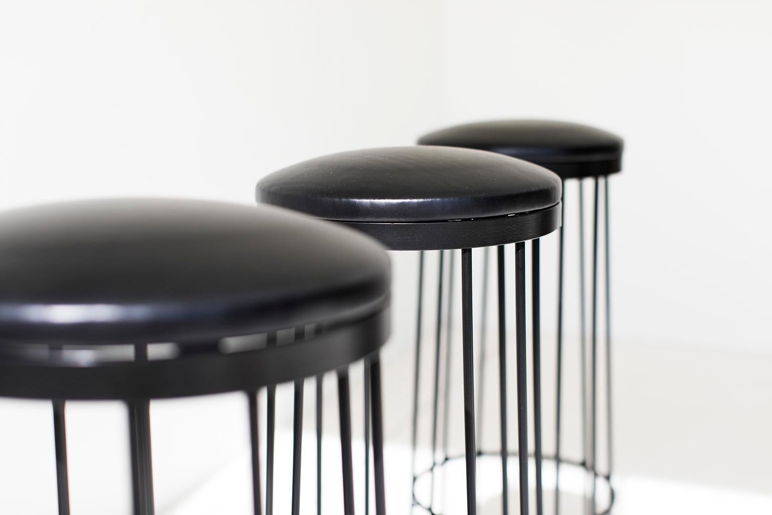 CraftAssociates Tabouret de comptoir, moderne Tabouret de comptoir, métal, cuir

Ces tabourets de comptoir en métal et en cuir pour Craft Associates Furniture sont fabriqués à la main de manière experte en fer forgé et en cuir. Chaque base de