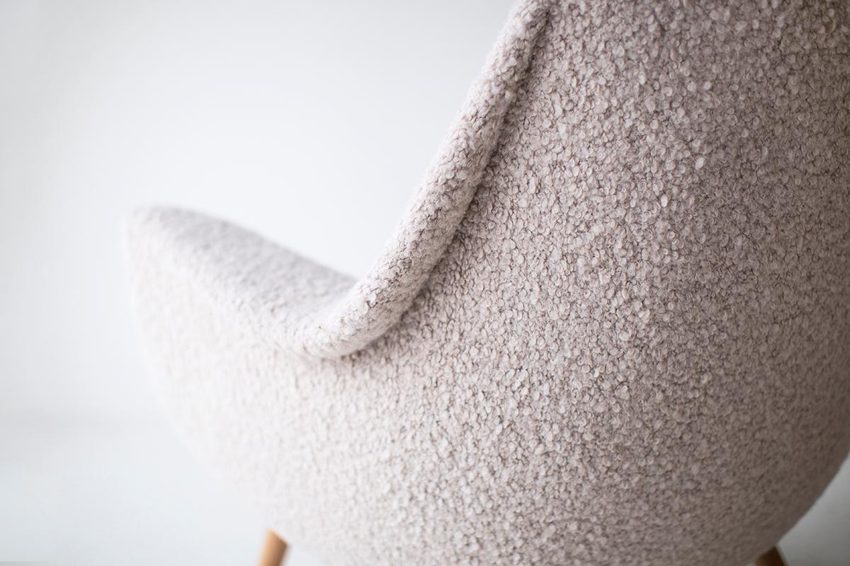CraftAssociates Dänische Stühle, moderne dänische Loungesessel mit Untergestell, Boucle, Eiche (amerikanisch) im Angebot