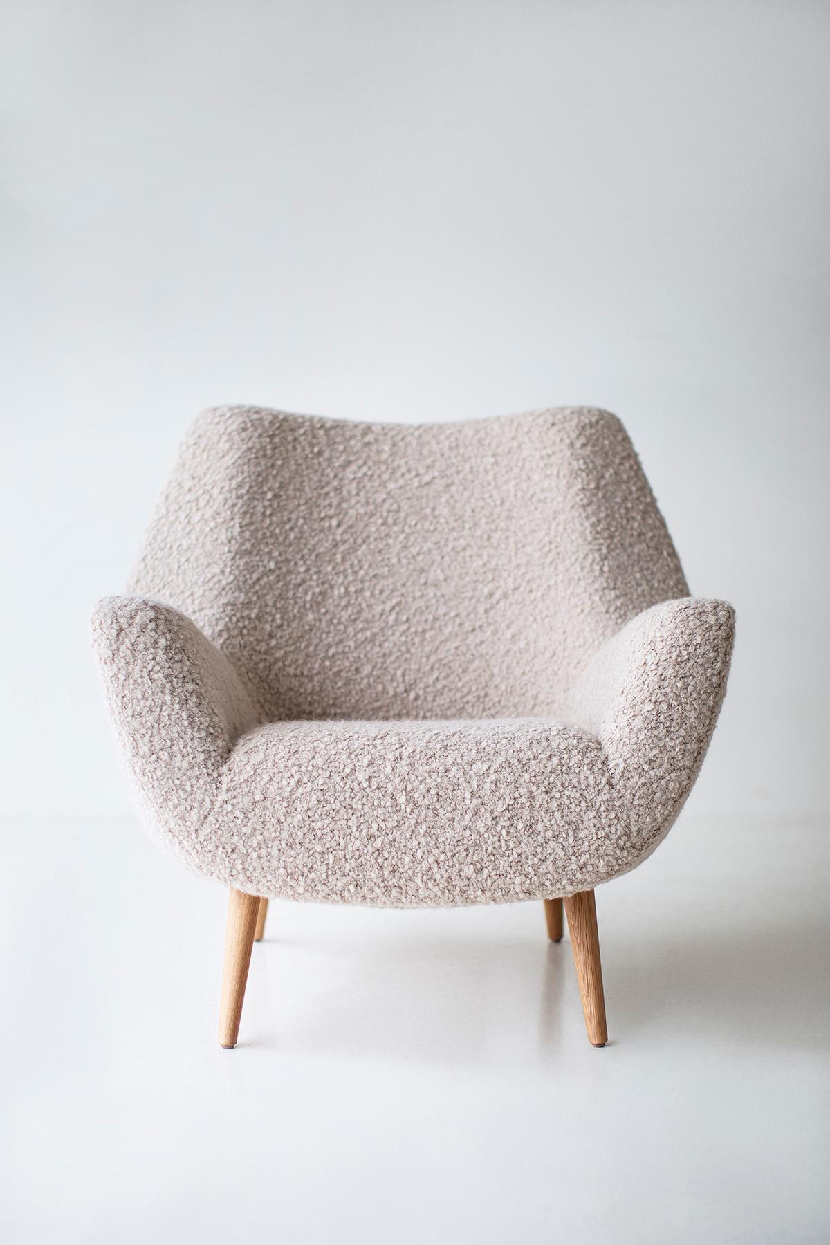 CraftAssociates Dänische Stühle, moderne dänische Loungesessel mit Untergestell, Boucle, Eiche (Holz) im Angebot