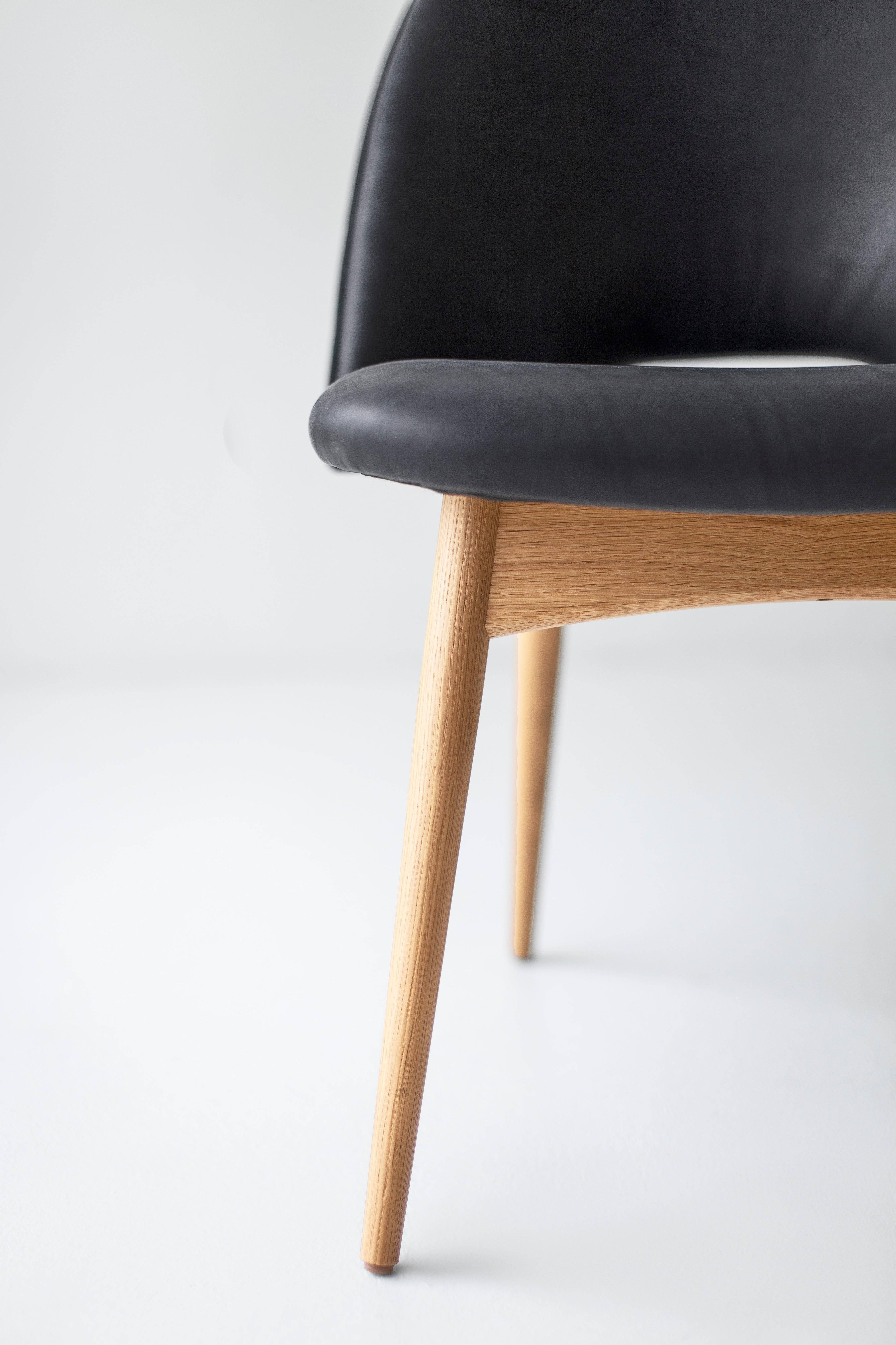 Dieser Craft Executive Side Chair wird in fachmännischer Handarbeit aus Eichenholz und Leder hergestellt. Jeder Stuhl wird von unserem talentierten Team in Handarbeit pro Kunde gefertigt. 

Craft Associates Furniture ist stolz darauf, dass