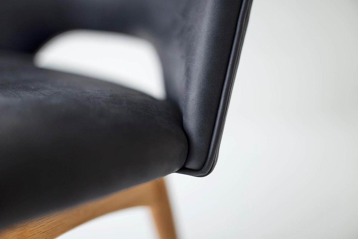 CraftAssociates Esszimmerstuhl, Craft Executive Side Dining Chair, Eiche Leder (amerikanisch) im Angebot