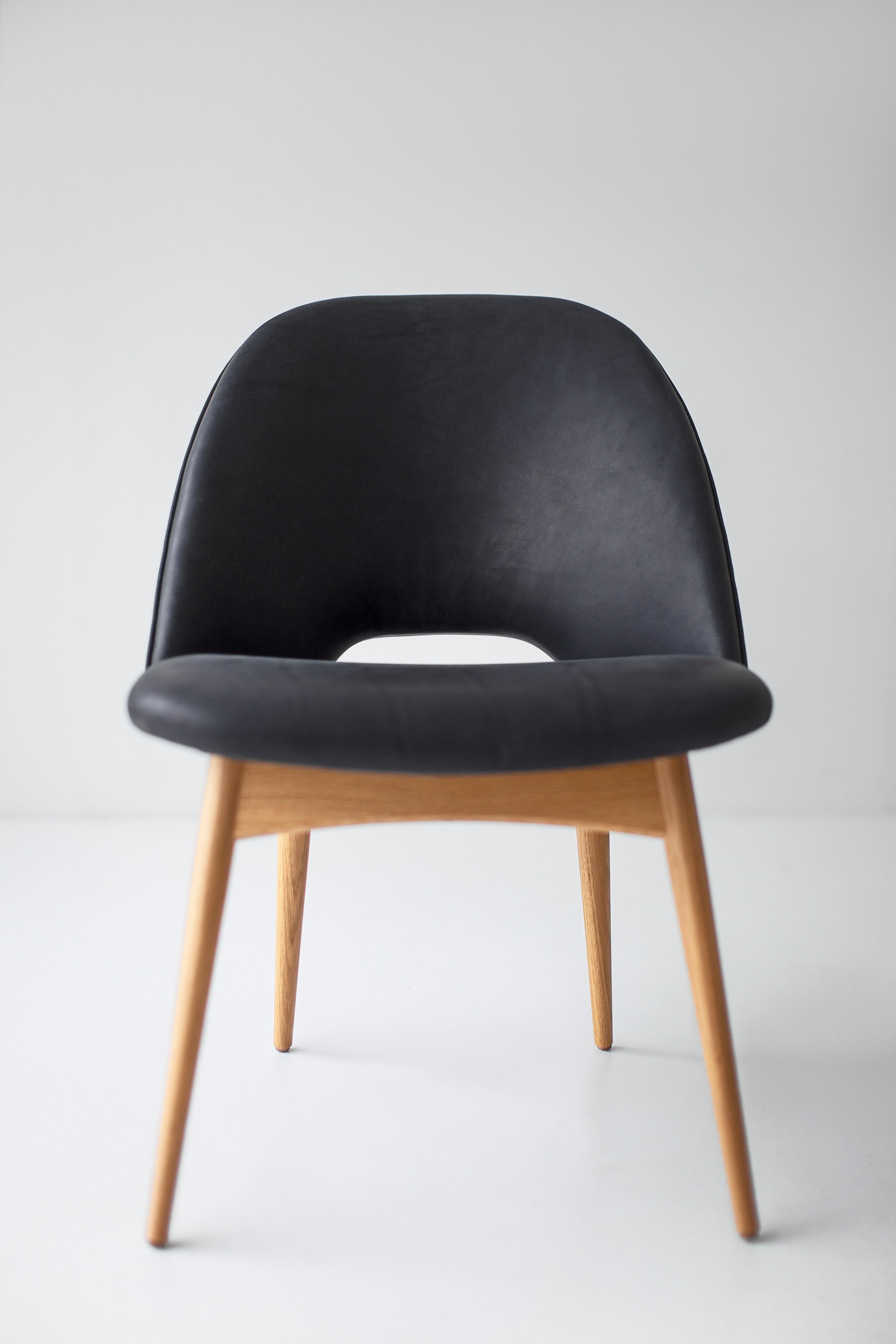 CraftAssociates Esszimmerstuhl, Craft Executive Side Dining Chair, Eiche Leder im Angebot 1