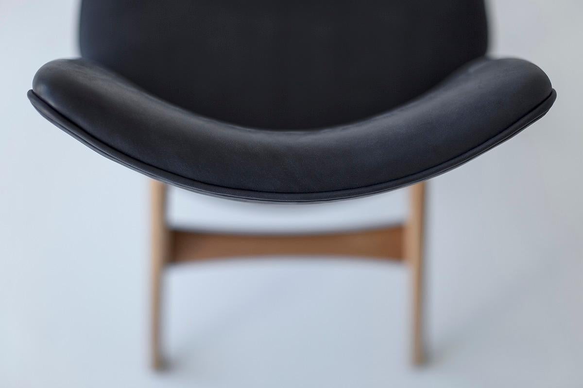 La chaise d'appoint Craft Scoop Dining est fabriquée à la main en chêne et en cuir. Chaque chaise est fabriquée à la main par notre talentueuse équipe, en fonction du client. 

Craft Associates Furniture est fier que chaque pièce soit fabriquée