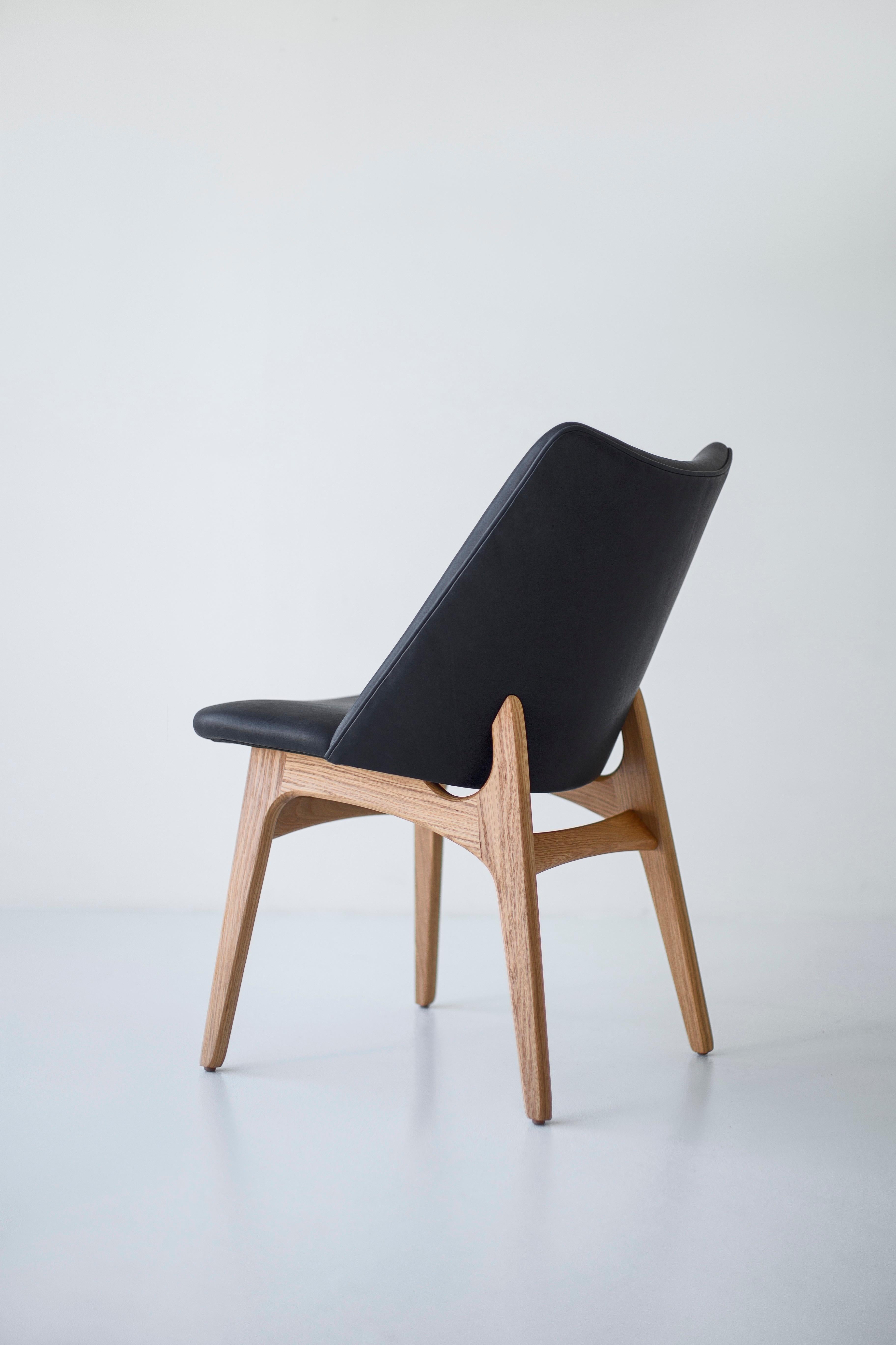 Moderne CraftAssociates Chaise de salle à manger, Craft Scoop Chaise d'appoint pour salle à manger, cuir Oak Oak blanc en vente