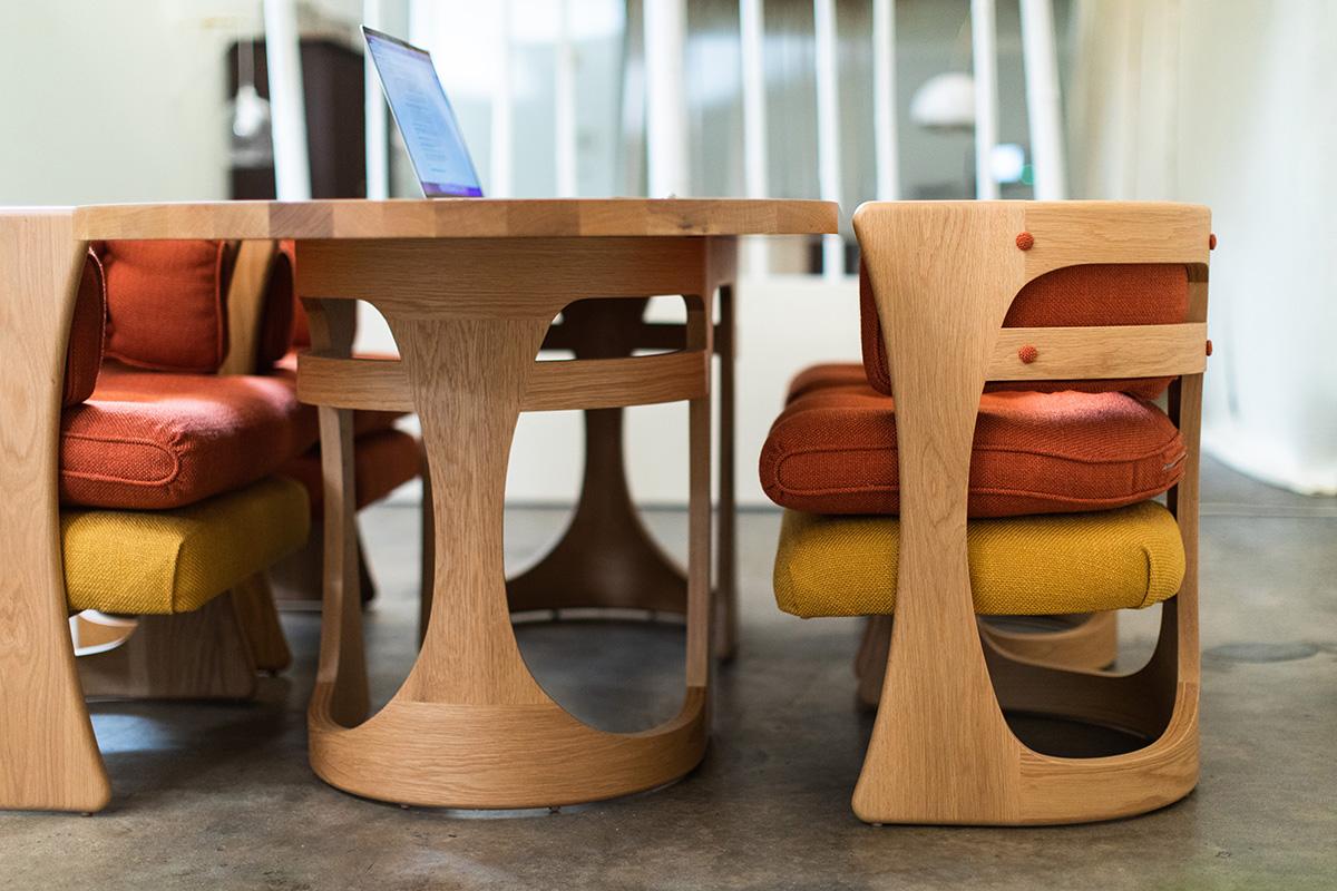 XXIe siècle et contemporain Chaises de salle à manger CraftAssociates, chaises de salle à manger modernes rembourrées, Barricas, chêne en vente