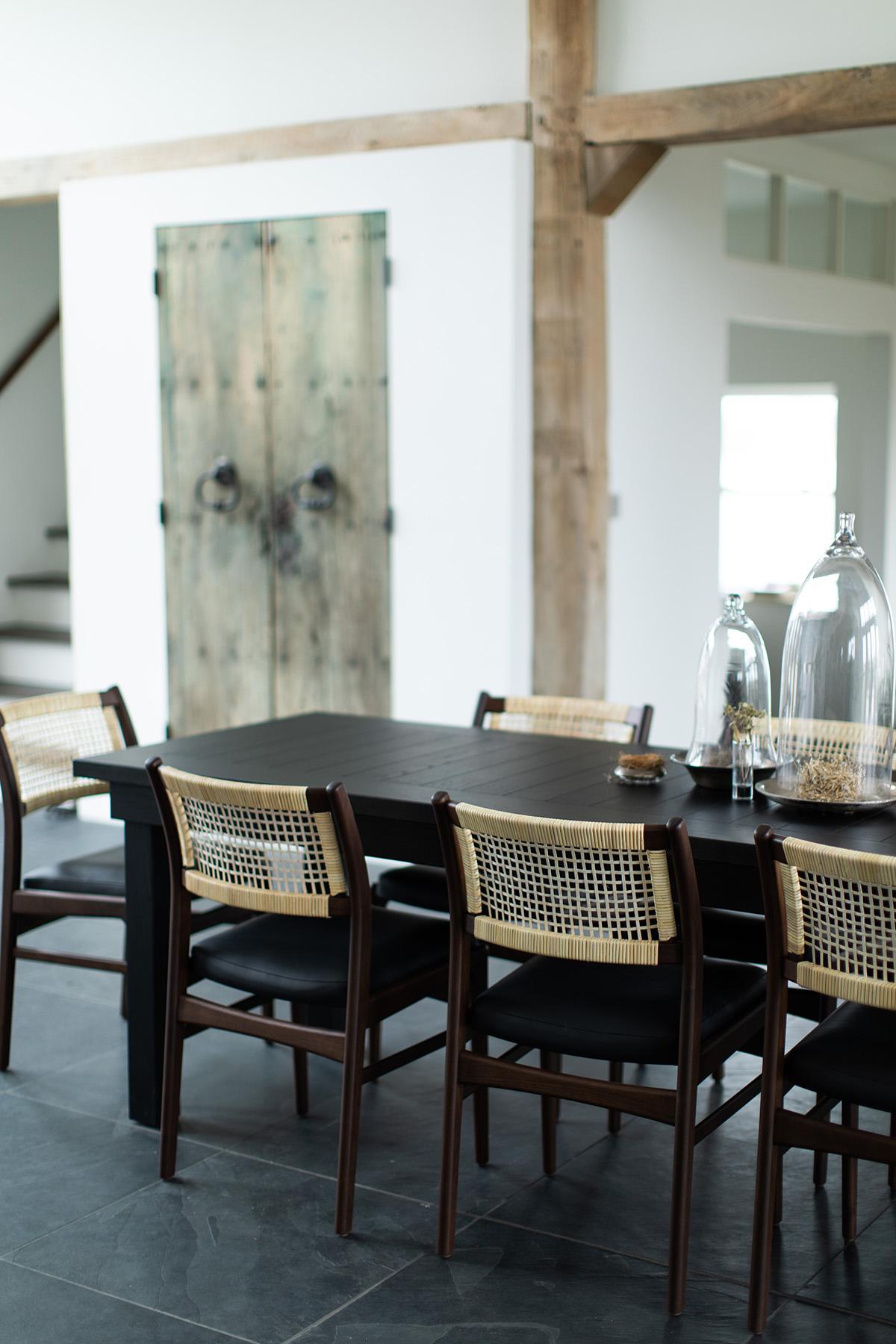 Chêne Table de salle à manger CraftAssociates, table de salle à manger moderne en bois, noire, à lattes, Catawba en vente