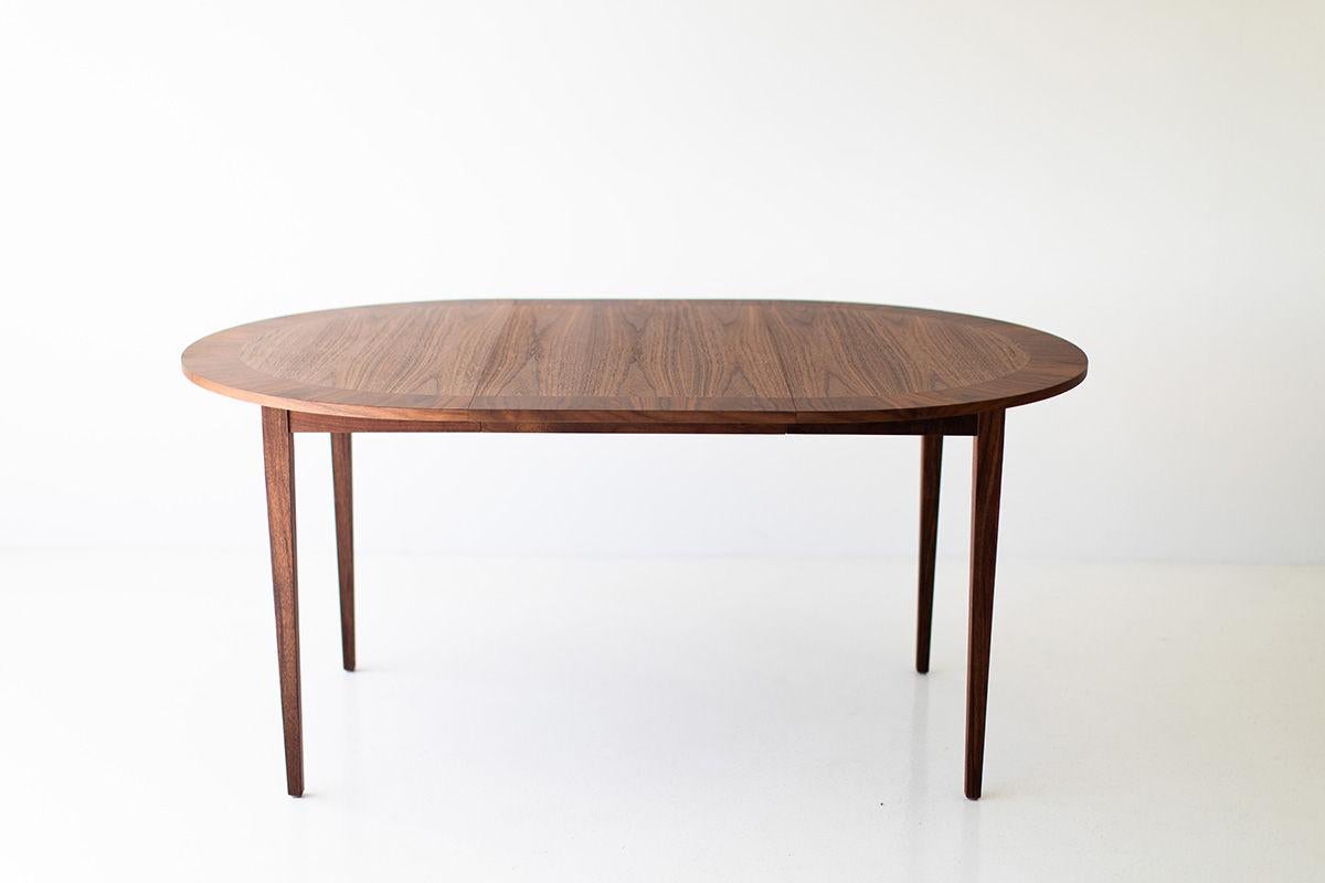 Tables de salle à manger CraftAssociates, Milo Baughman table de salle à manger moderne en bois de rose

La table de salle à manger ronde Milo Baughman pour Craft Associates® Furniture est fabriquée de manière experte. Il s'agit d'une réintroduction