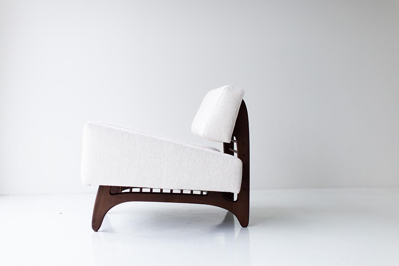 CraftAssociates Loungesessel, Vancouver Moderner Loungesessel von CraftAssociates, Weiß und Nussbaumholz (Handgefertigt) im Angebot