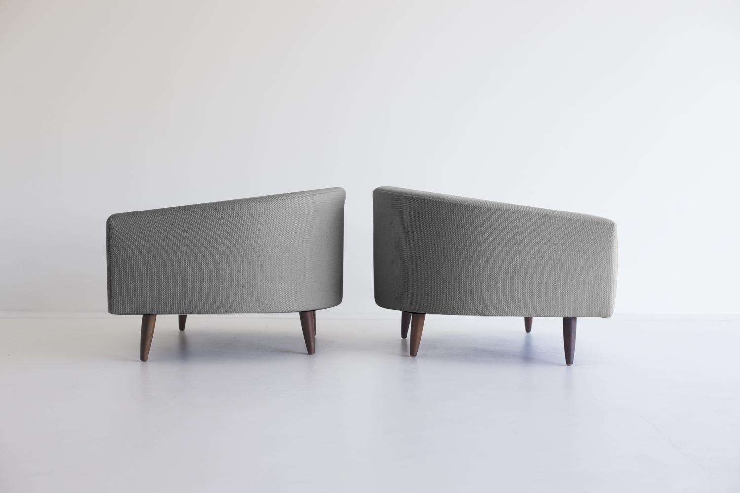 CraftAssociates Lounge Stühle, Cloud Mid Century Modern Lounge Stühle, Nussbaum

Diese modernen Loungesessel sind fachmännisch gefertigt und gepolstert. Jeder Stuhl ist mit handgeschnittenem Schaumstoff und hochwertigem, handelsüblichem Stoff