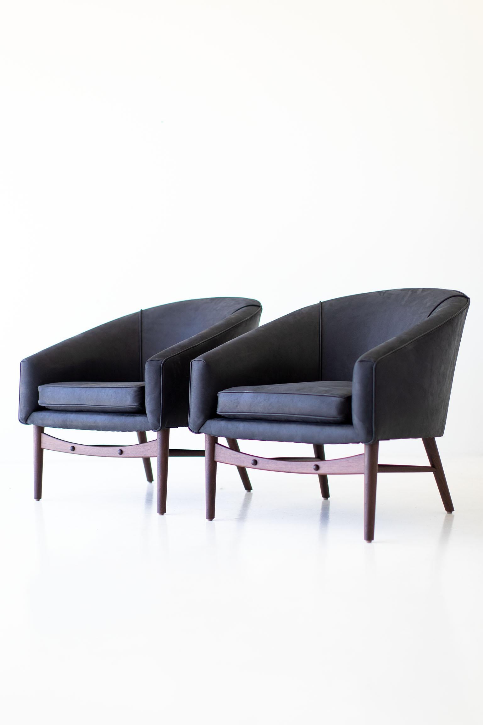 Moderne Fauteuils de salon Craft Associates, chaises longues en cuir, cuir noir et noyer en vente