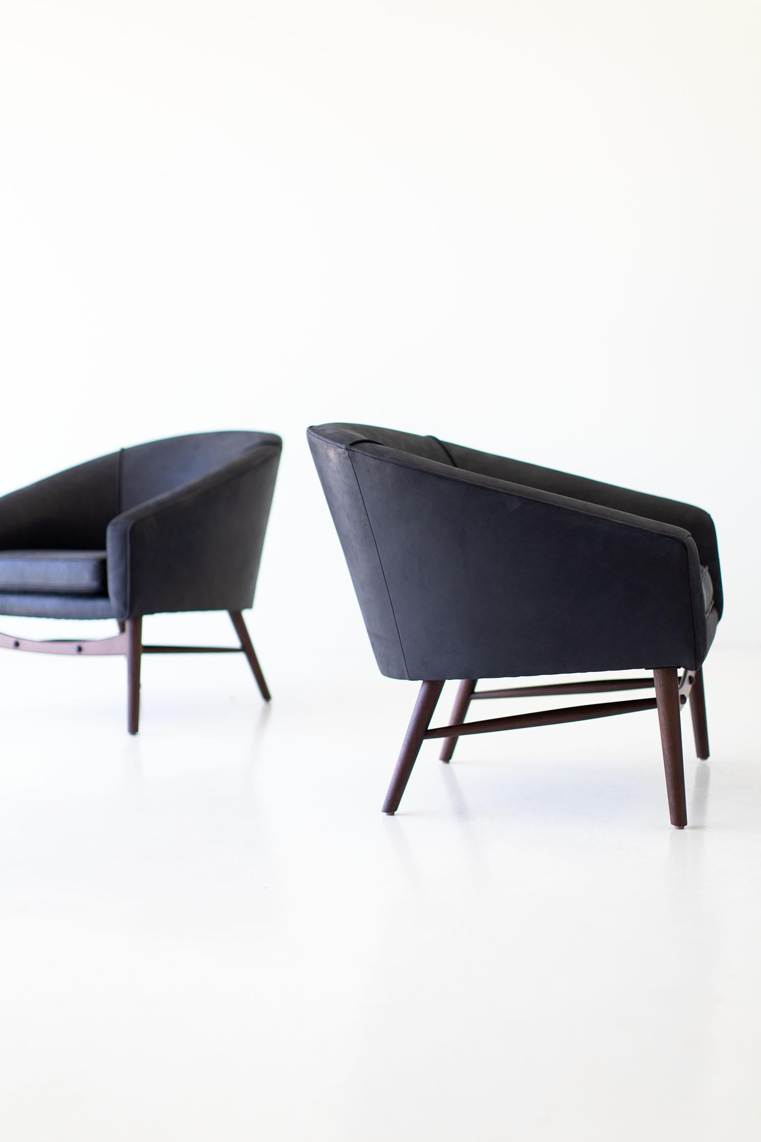 Américain Fauteuils de salon Craft Associates, chaises longues en cuir, cuir noir et noyer en vente