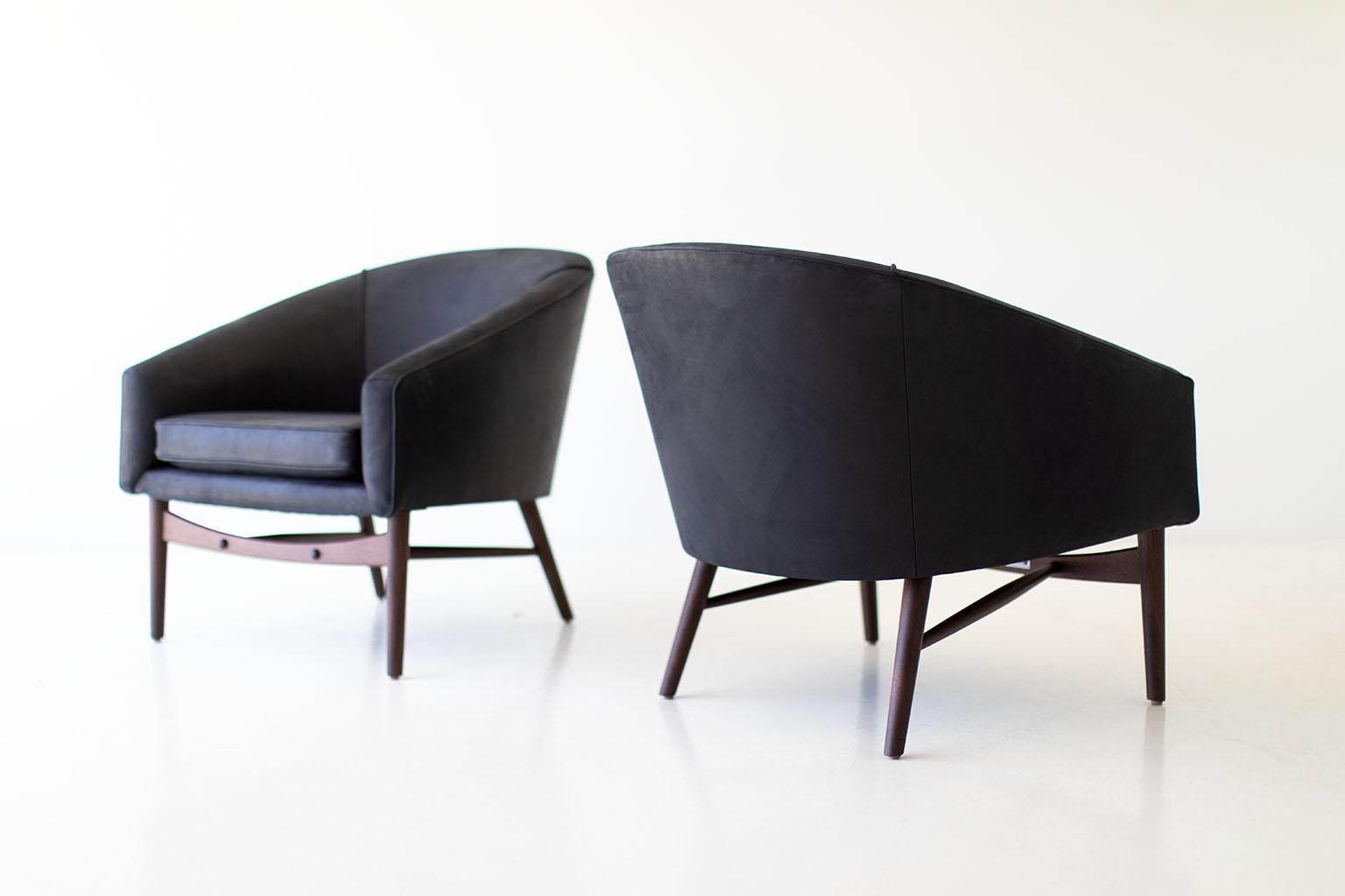 Fait main Fauteuils de salon Craft Associates, chaises longues en cuir, cuir noir et noyer en vente
