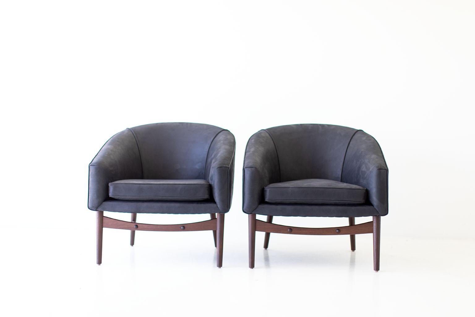 XXIe siècle et contemporain Fauteuils de salon Craft Associates, chaises longues en cuir, cuir noir et noyer en vente