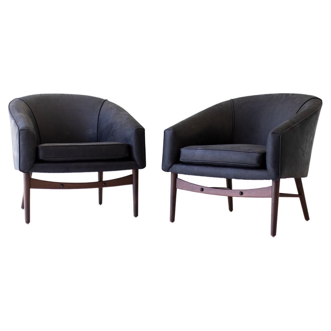 Fauteuils de salon Craft Associates, chaises longues en cuir, cuir noir et noyer en vente