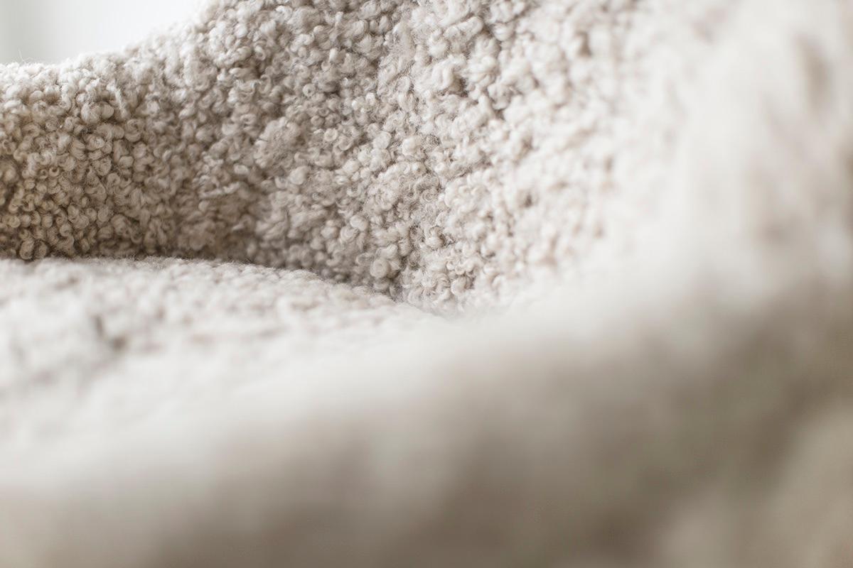 Erleben Sie die unvergleichliche Eleganz des Nantucket Lounge Chair von Craft Associates aus Shearling, der im Herzen von Ohio meisterhaft von Hand genäht wird. Jeder Stuhl ist perfekt gepolstert und mit einem luxuriösen Shearling ausgestattet, der