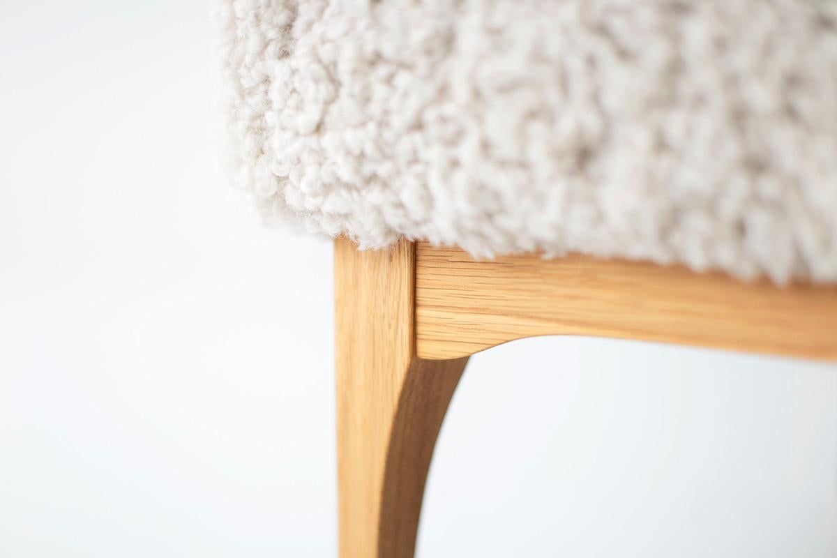 CraftAssociates Loungesessel, Nantucket Modern Lounge Chair, Eiche Shearlin weiß (Schaffell und Schafleder) im Angebot